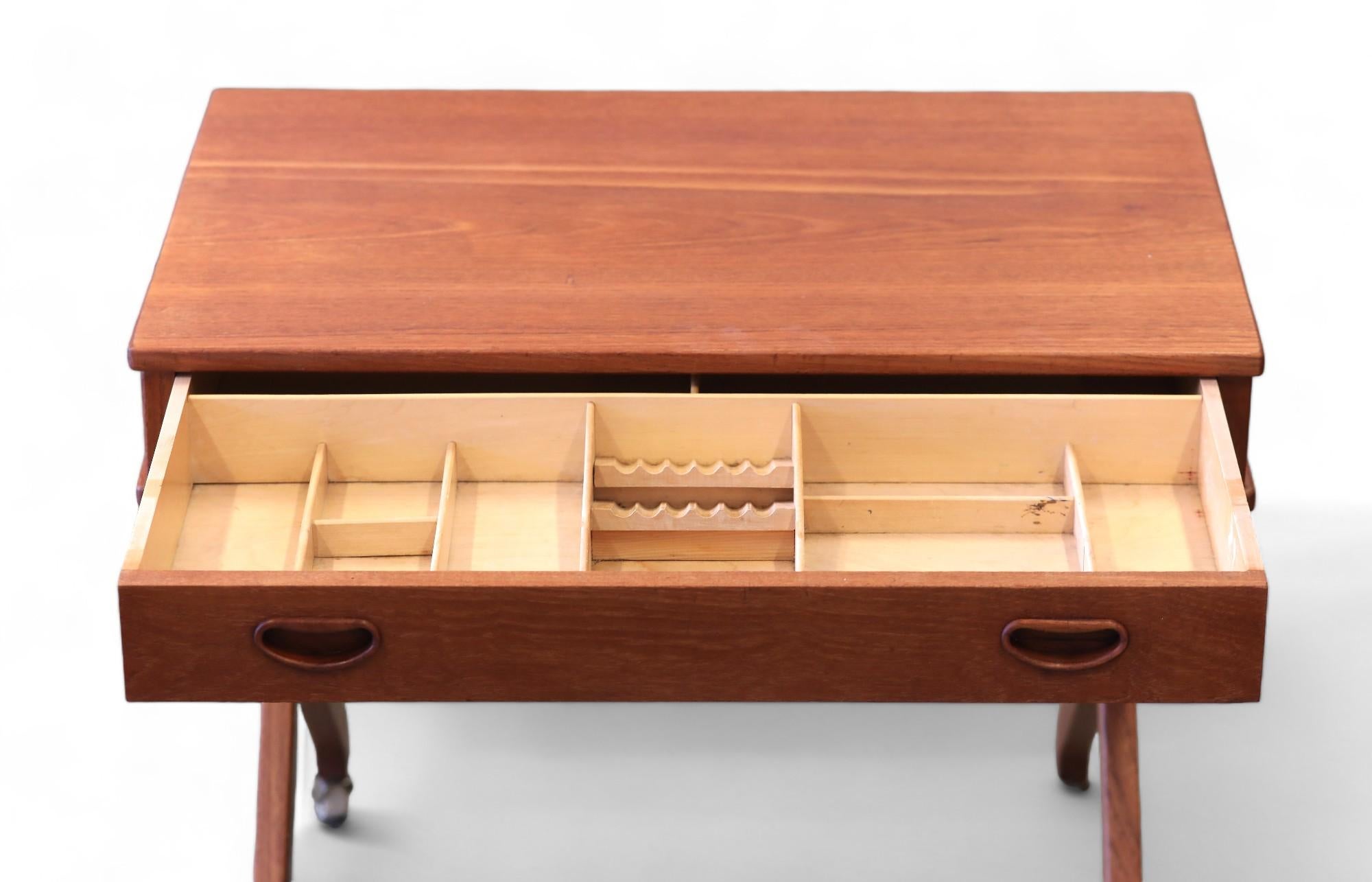 Mesa de costura danesa de teca con cajón, años 60 en venta 3