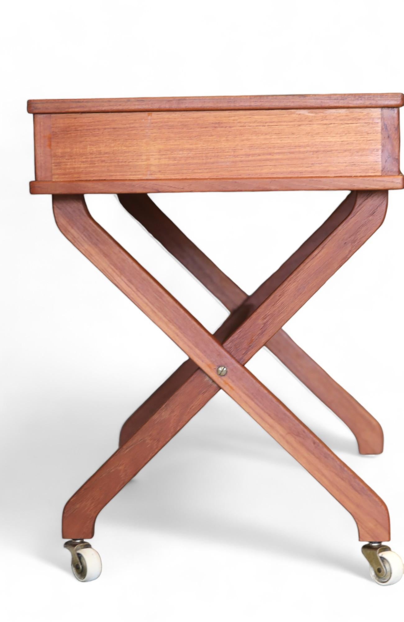 Mesa de costura danesa de teca con cajón, años 60 Escandinavo moderno en venta