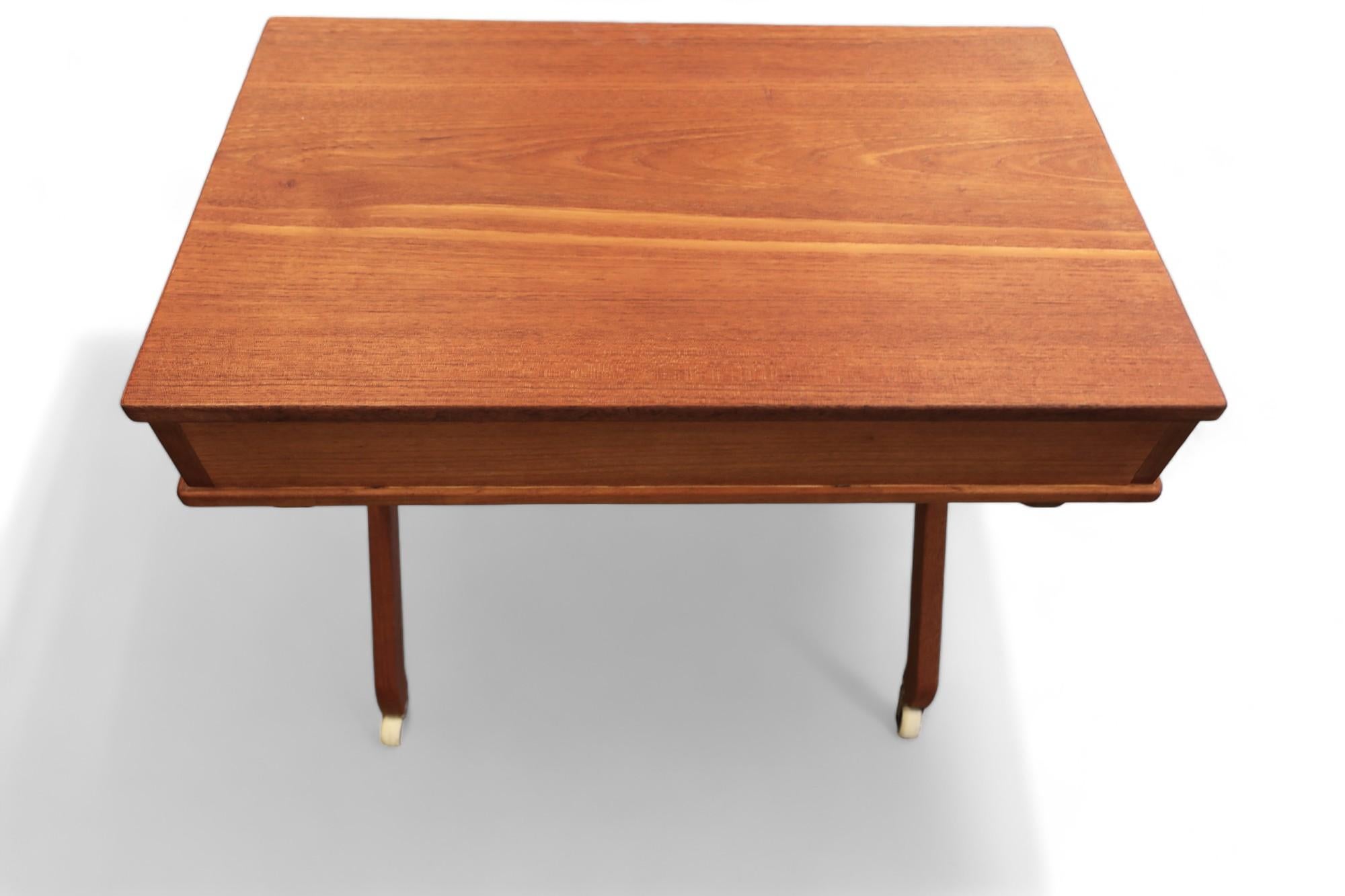 Mesa de costura danesa de teca con cajón, años 60 Teca en venta