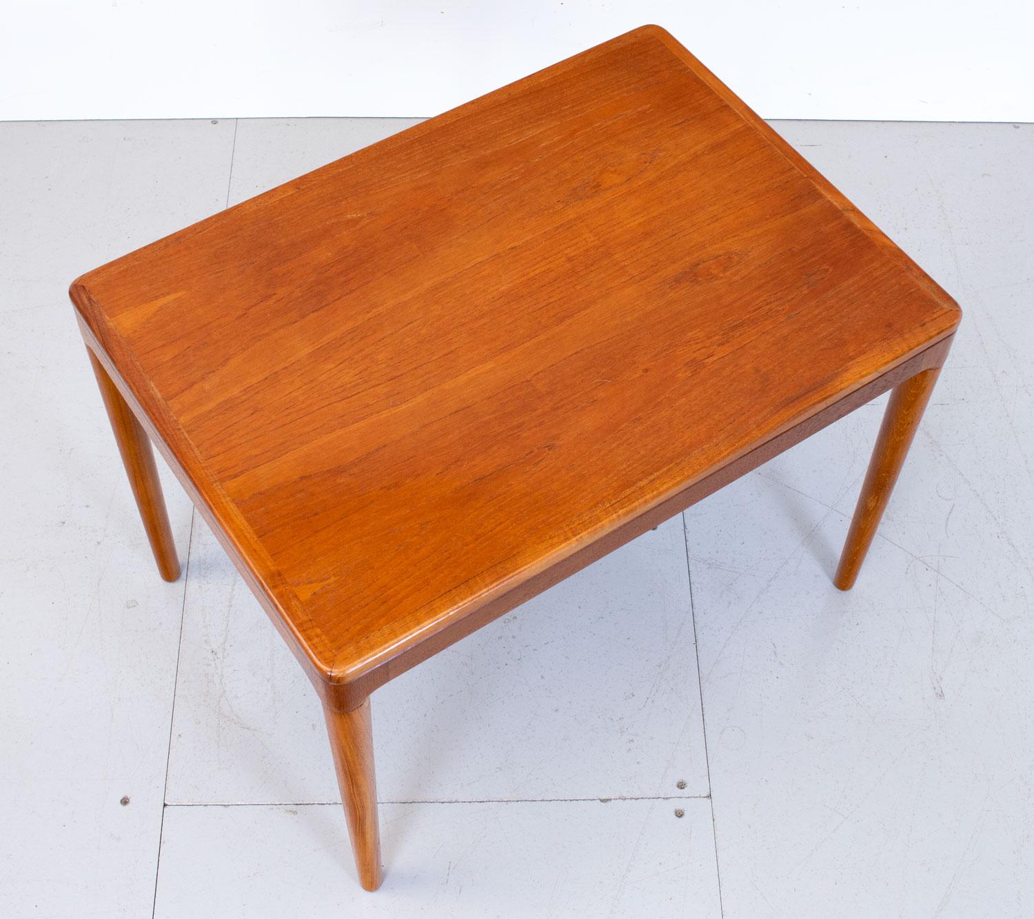1960s Danish teak rectangular coffee/side table by Arne Hovmand-Olsen for Mogens Kold.
The legs unscrew and it can be flat packed for easy shipping.