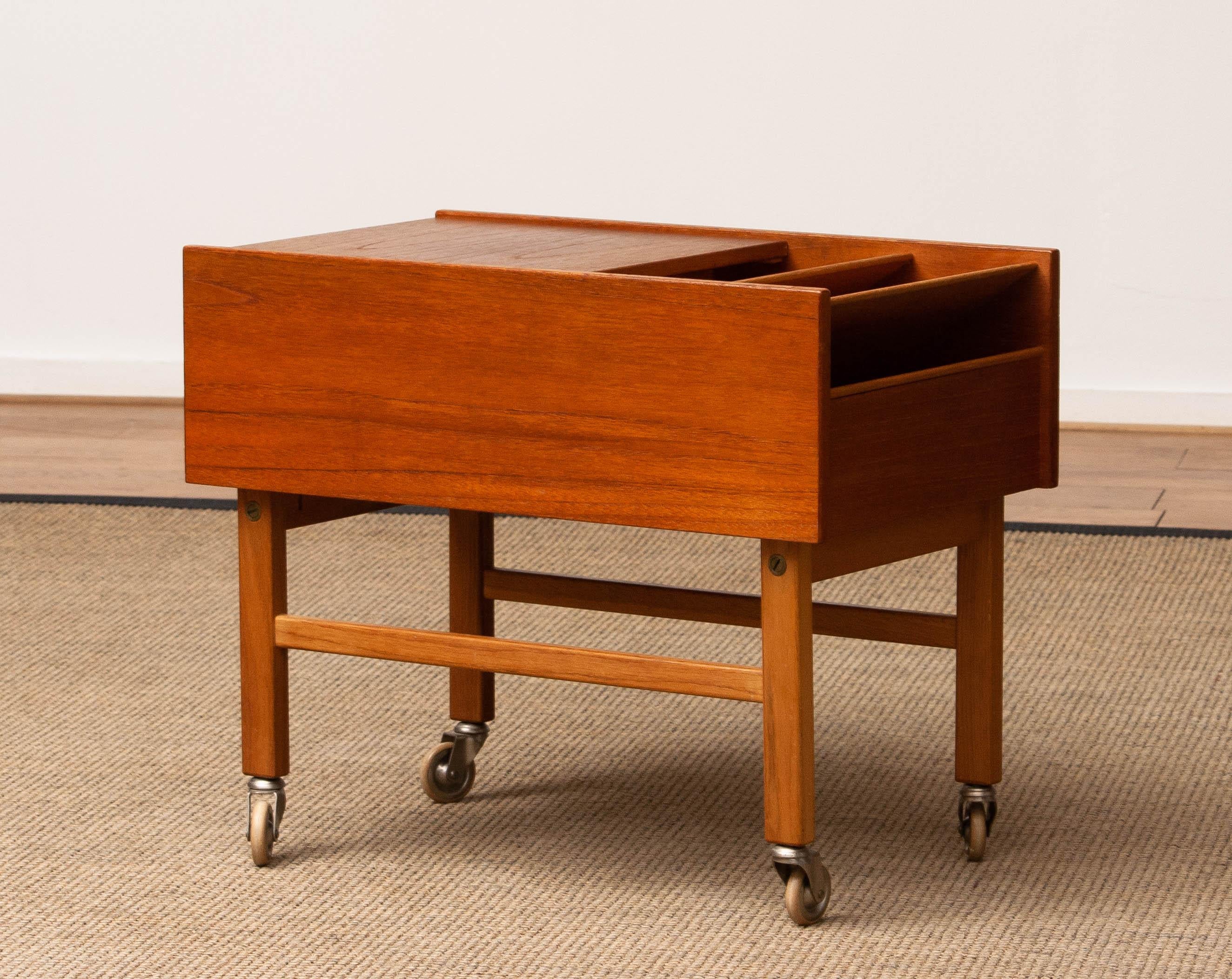 Tavolino danese in teak con contenitore per riviste, anni '60 in vendita 1