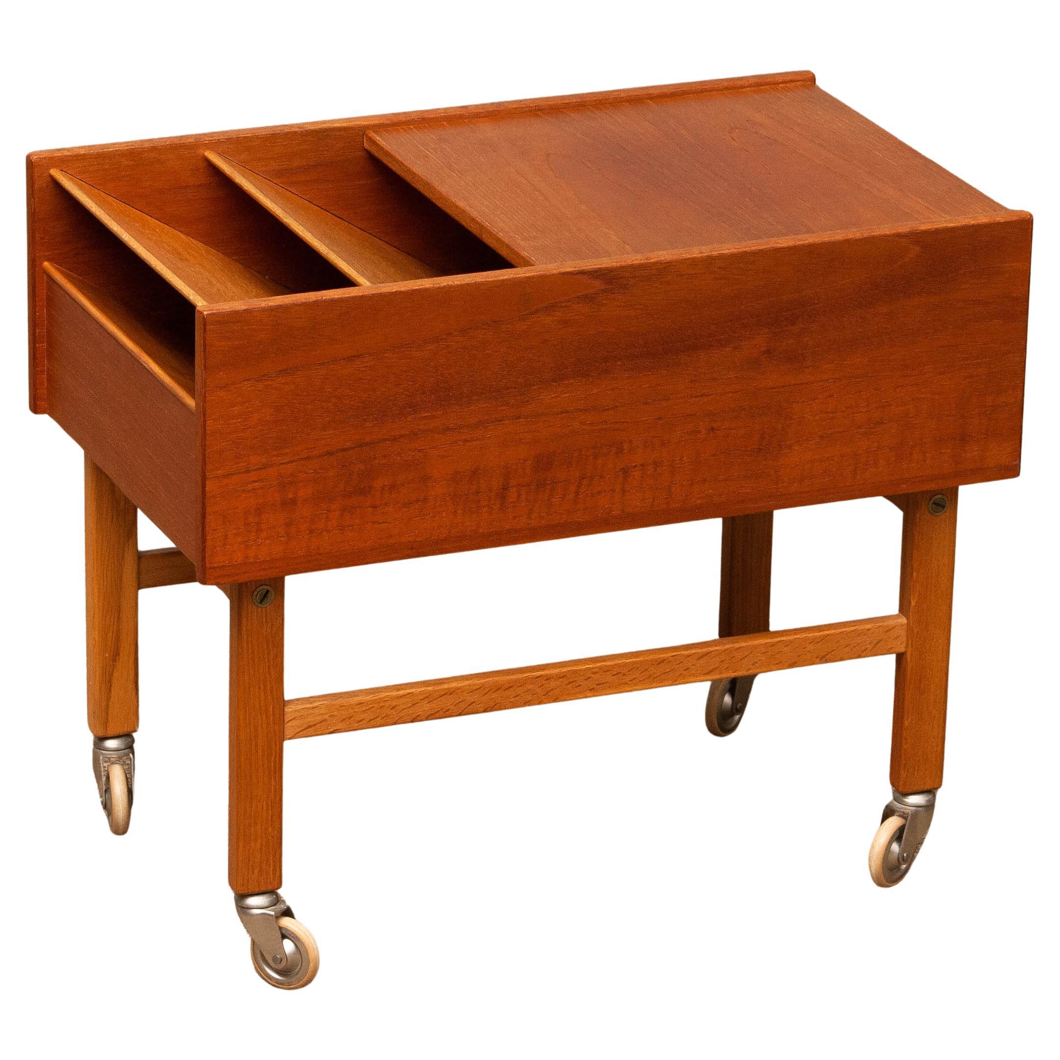 Tavolino danese in teak con contenitore per riviste, anni '60 in vendita