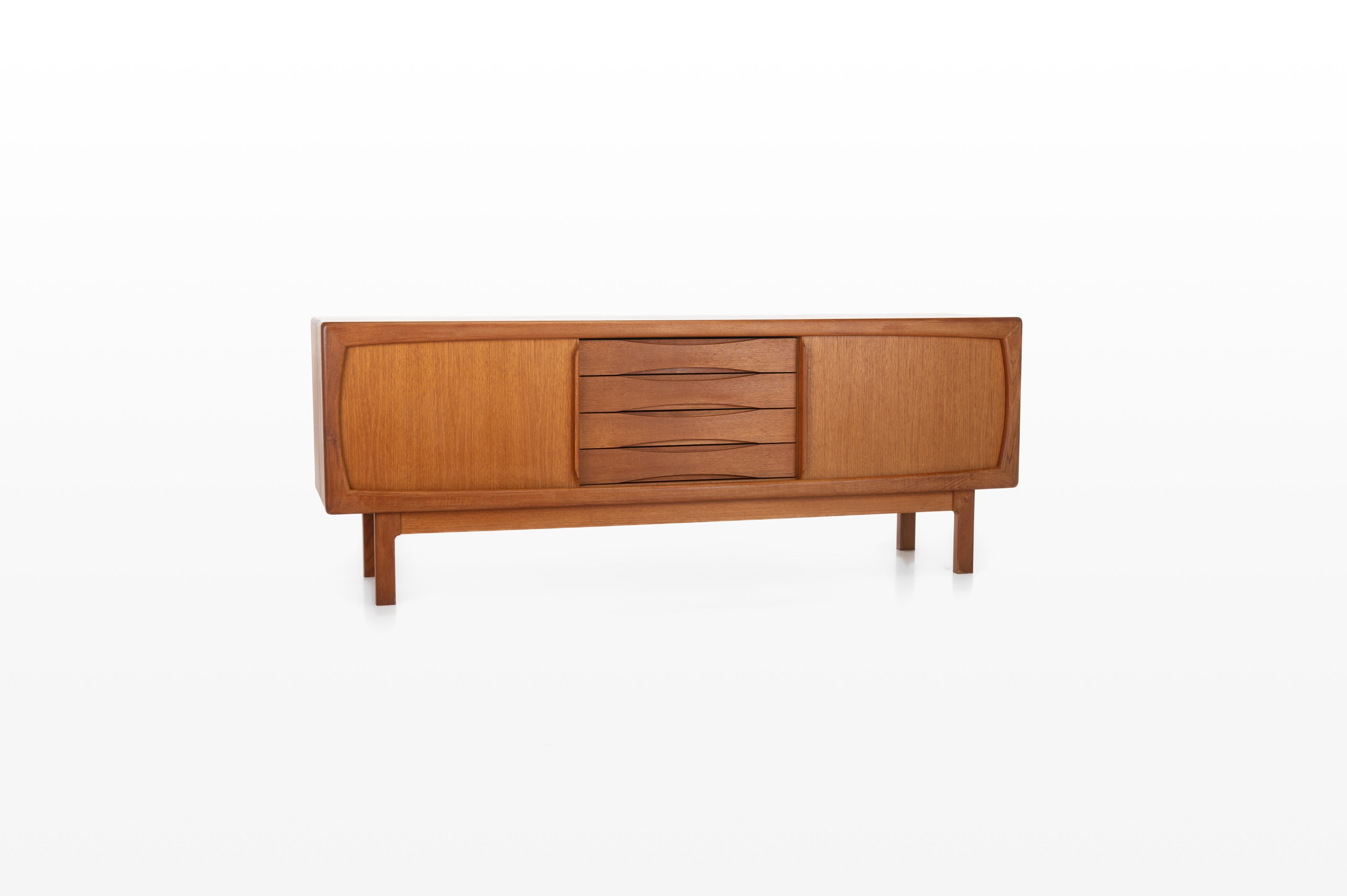 This Scandinavian vintage sideboard in teak is manufactured by Dyrlund in Denmark. It has two sliding doors, four drawers and remains in very good condition.

Dimensions:
W: 199 cm
D: 49,5 cm
H: 75 cm