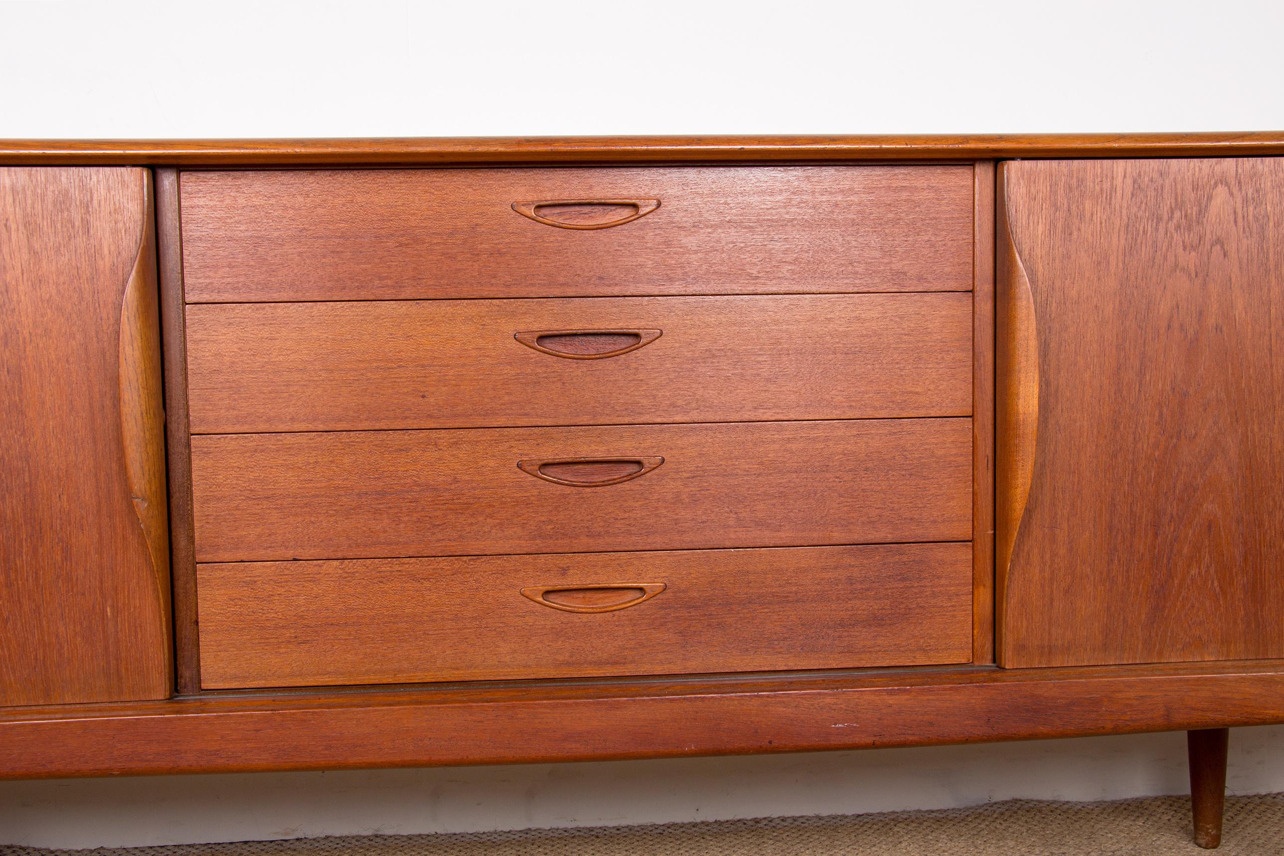 Danish Teak Sideboard by Henry Walter Klein for Bramin 1960. In Excellent Condition For Sale In JOINVILLE-LE-PONT, FR