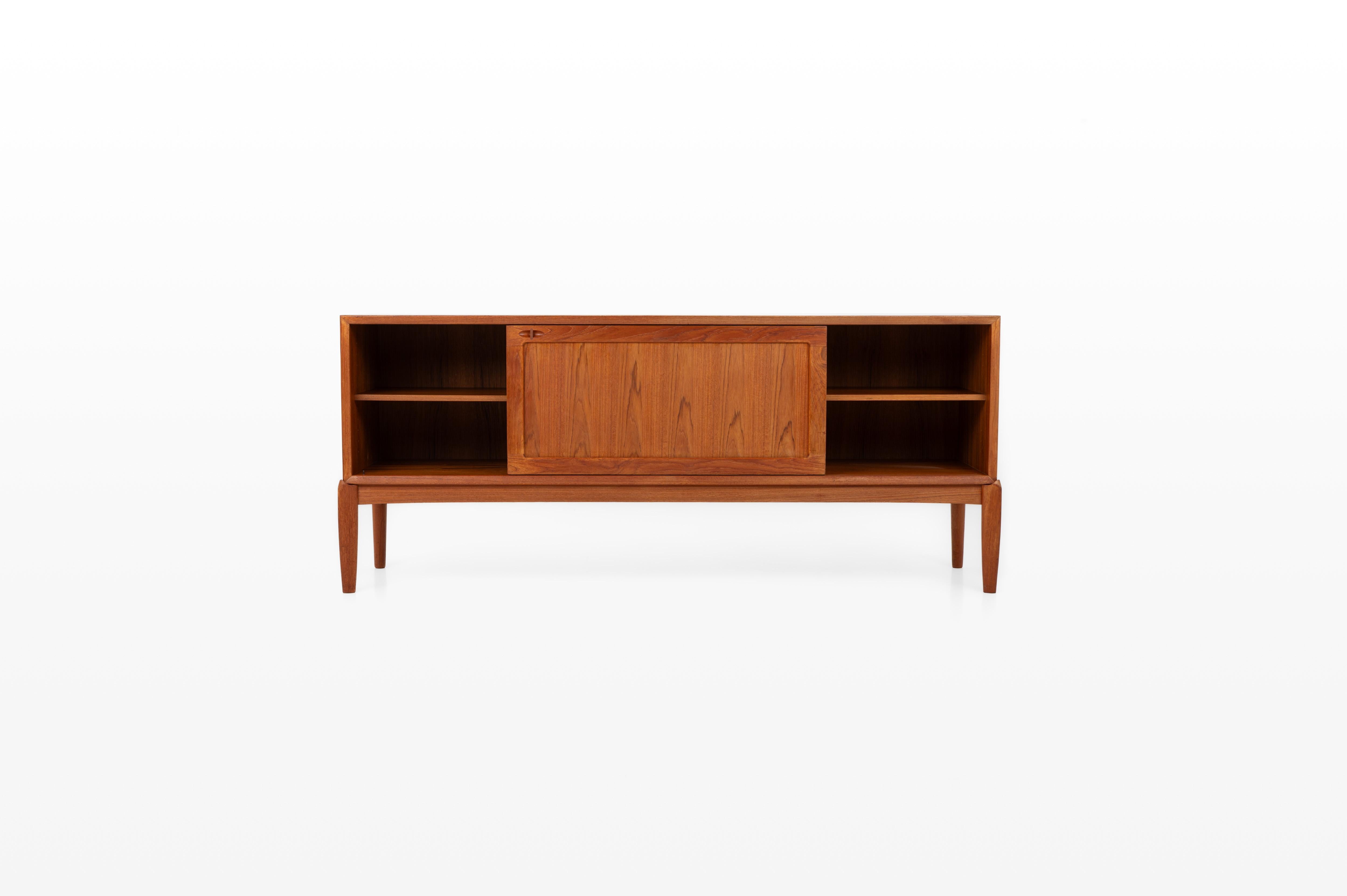 Credenza danese disegnata da H. H. A. Klein per Bramin 1950. Questa credenza in teak è dotata di un ampio spazio per riporre gli oggetti e di 2 ante scorrevoli.

Dimensioni:
L: 190 cm
D: 46 cm
H. H. 81 cm