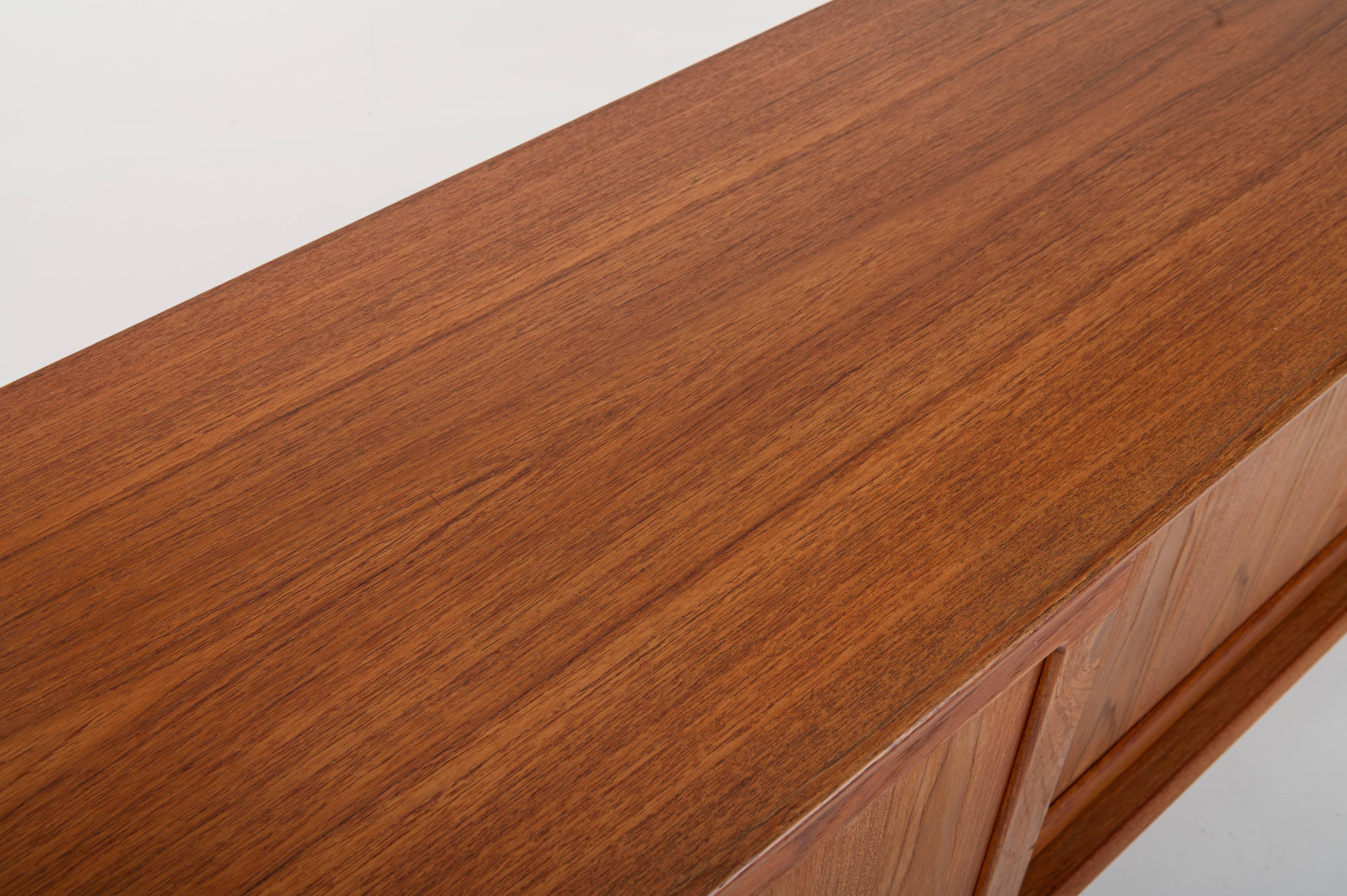 Metà XX secolo Credenza in teak danese di H. H. Klein per Bramin, Danimarca, anni '60 in vendita