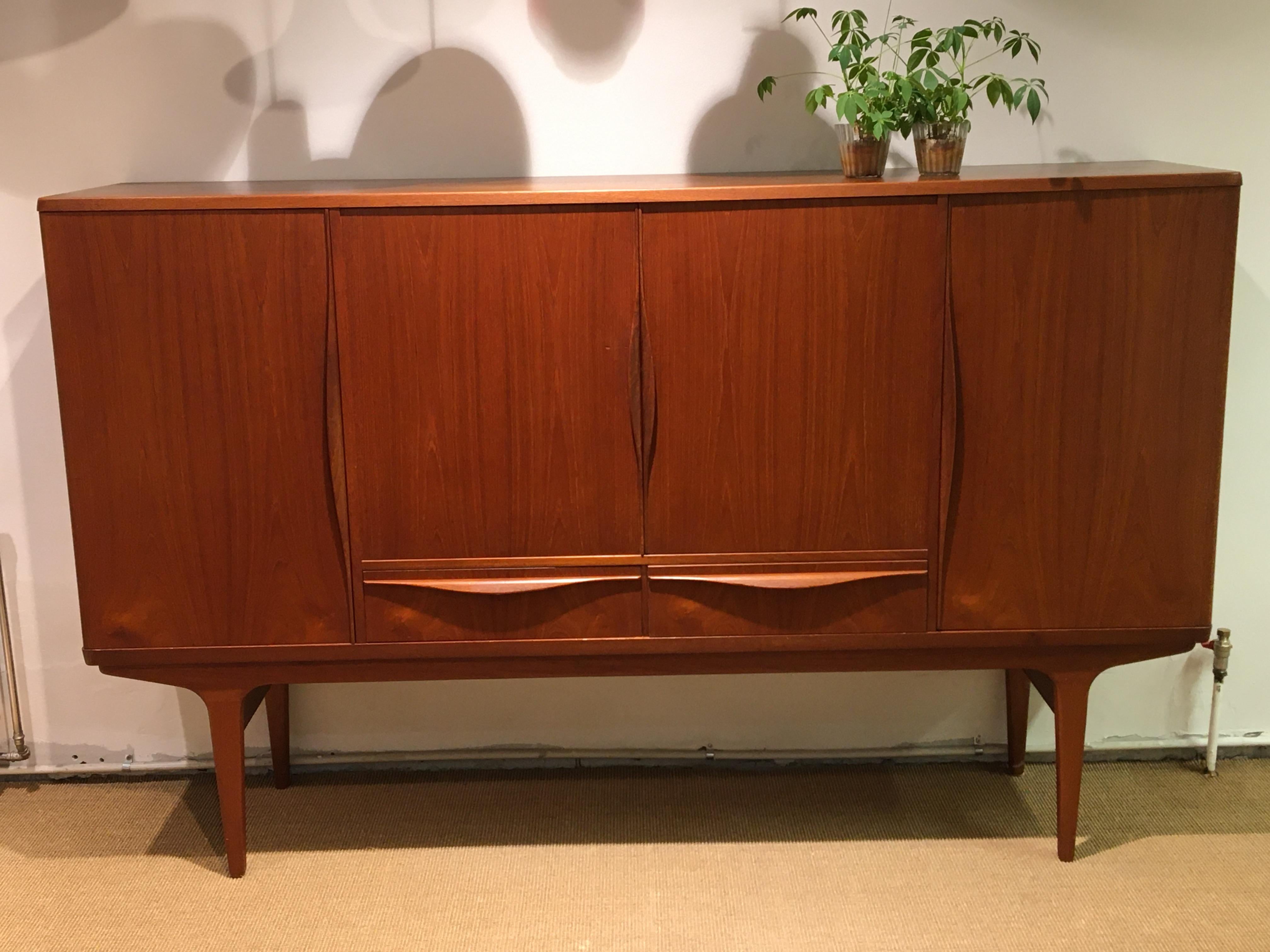 Lovely Lyby Møbler sideboard from the 1960s with 4 doors, beautiful carved curved handles.
Sideboard of teak, front right- and left-hung doors, behind which decor with pull-out trays and shelves.
Beautiful furniture with a nice golden