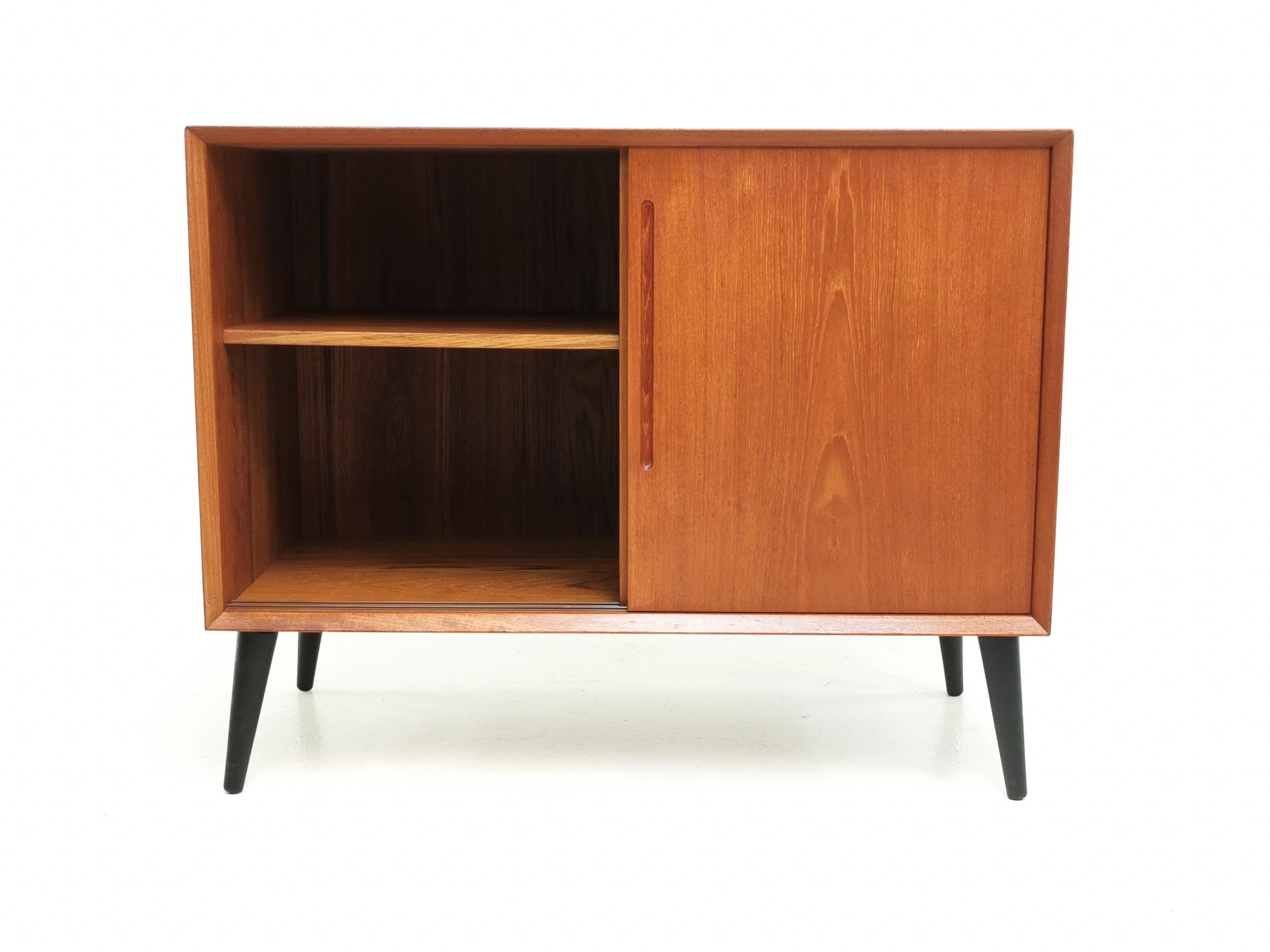 Danish sideboard cabinet

High-quality made Danish teak sideboard cabinet from the 1970s.

A compact sideboard with features two sliding doors with recessed door handles and a internal shelf.

We have raised the unit on solid timber Ebonised