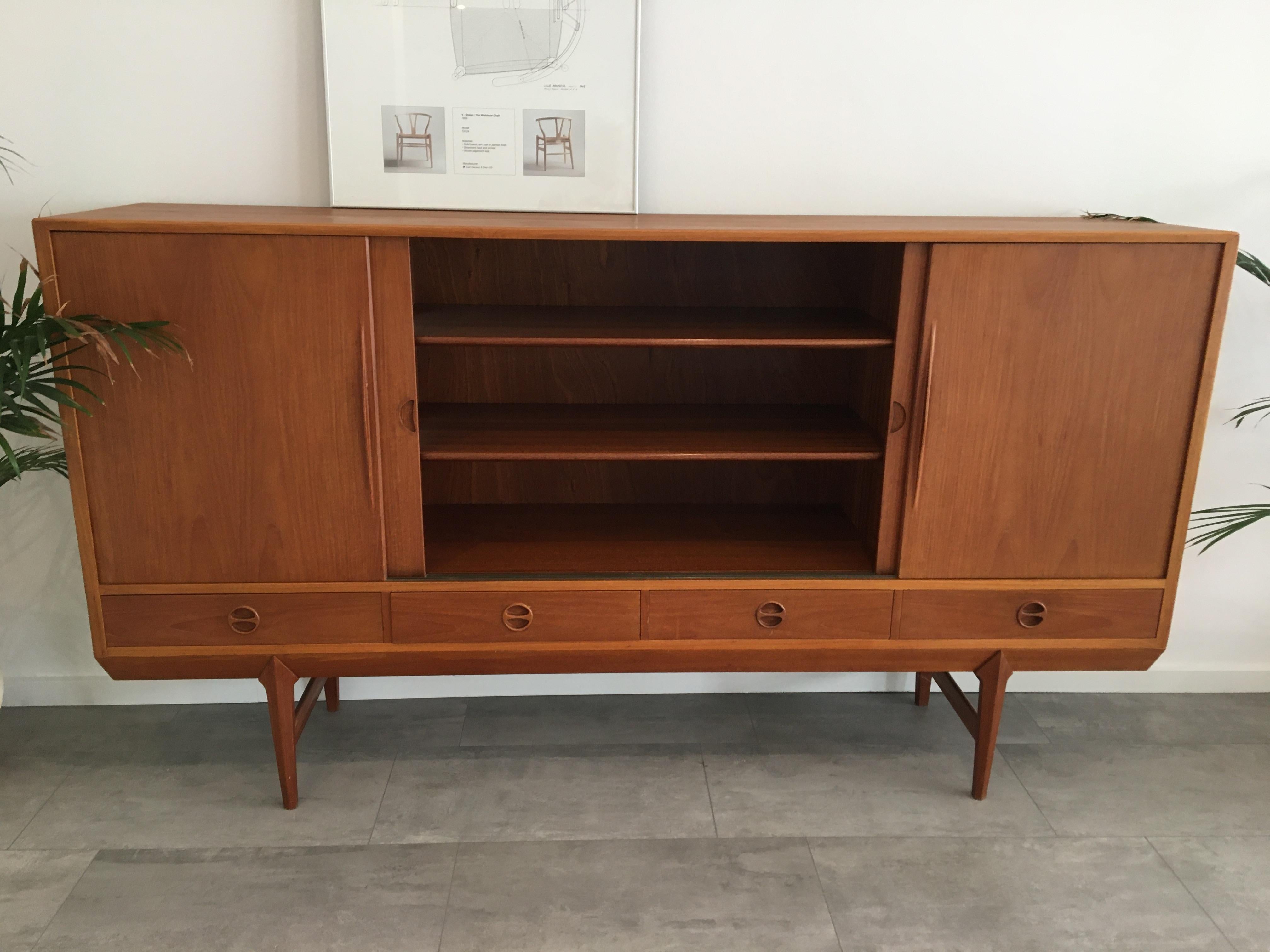 Beautiful Danish teak sideboard with 4 doors, as well as 4 drawers with fine 2-finger handles.
The sideboard contains a shelf on the left and 2 shelves in the middle - on the right a shelf if necessary. For bar and 3 tapered drawers.
Dimensions: H