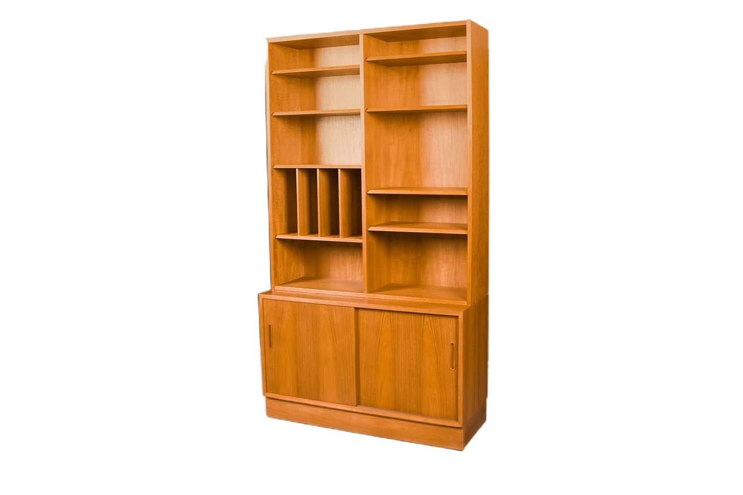 Fantastic Danish teak storage cabinet/ hutch by designer Poul Hundevad. This amazing vintage teak veneer storage cabinet/hutch features a two-piece hutch resting on a credenza base made in Denmark by designer Poul Hundevad. A beautiful Danish Modern
