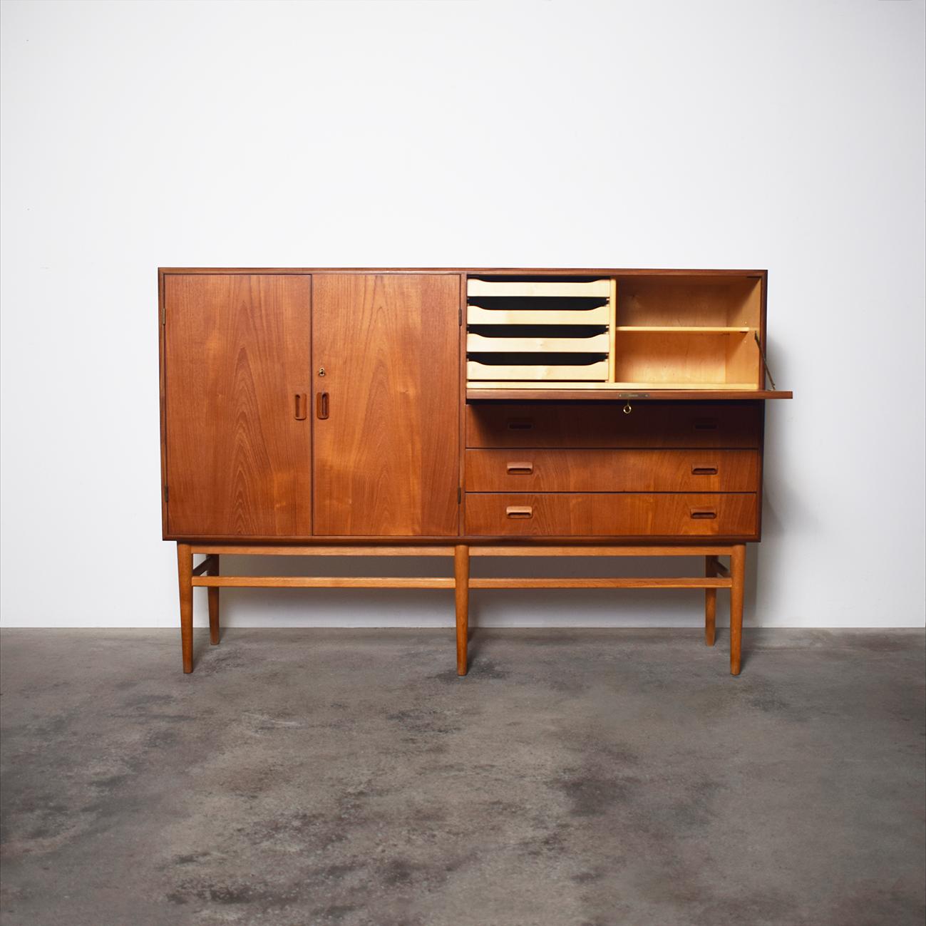 Credenza scandinava / Credenza con ante e cassetti. Mobile originale degli anni '60 composto da una struttura in teak e da gambe e profili in Oak. Presenta un vano portaoggetti sul lato sinistro chiuso da due ante a cerniera con serratura e sul lato