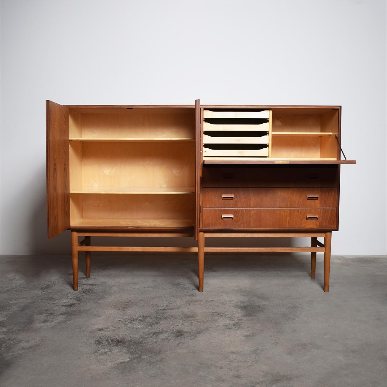 Mid-Century moderno Credenza danese in teak della metà del secolo scorso di O Bank Larsen in vendita