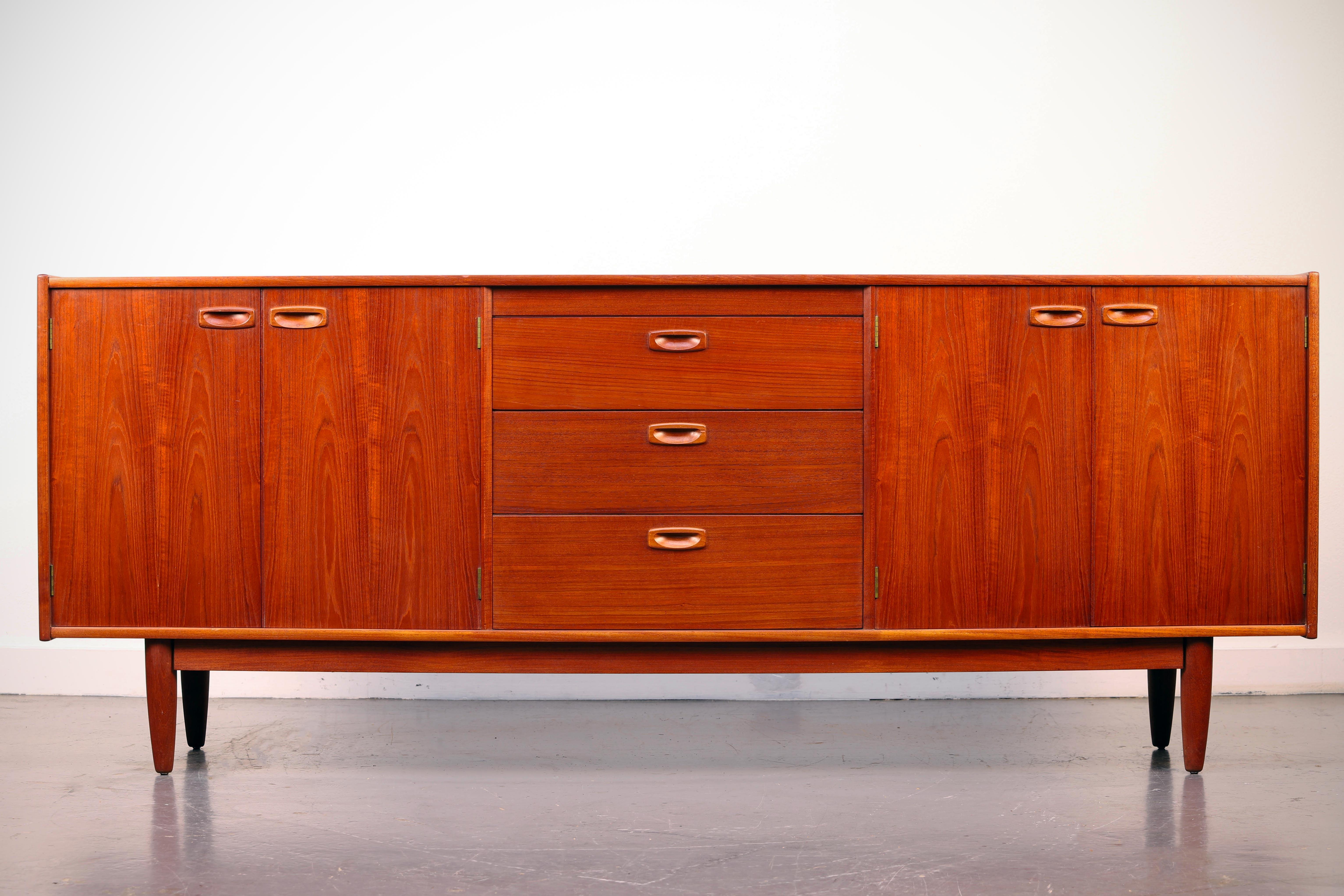 Dänisches Sideboard aus Teakholz:: Mitte des Jahrhunderts 1