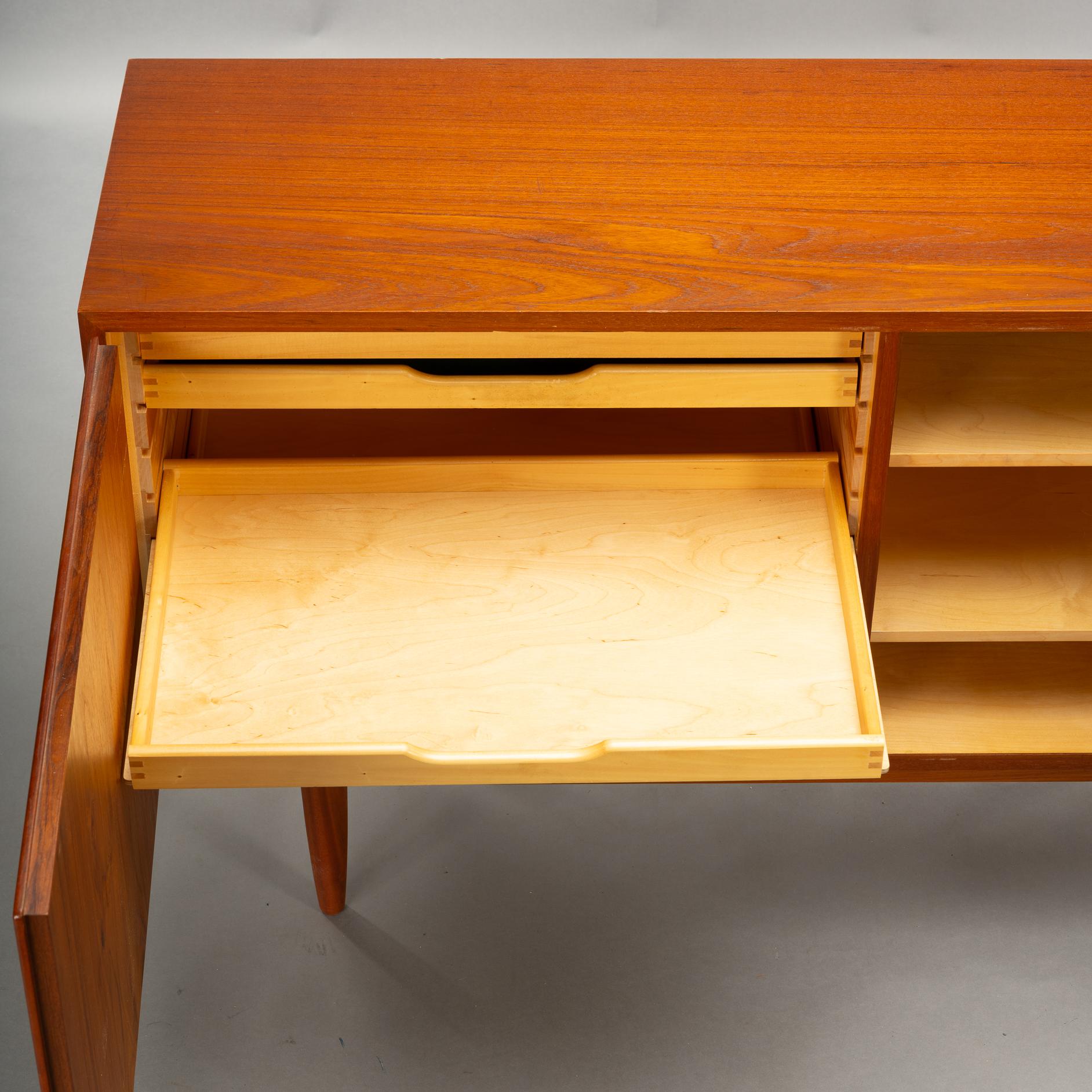 Impiallacciato Credenza danese in teak n. 42 di Carlo Jensen per Hundevad & Co. in vendita