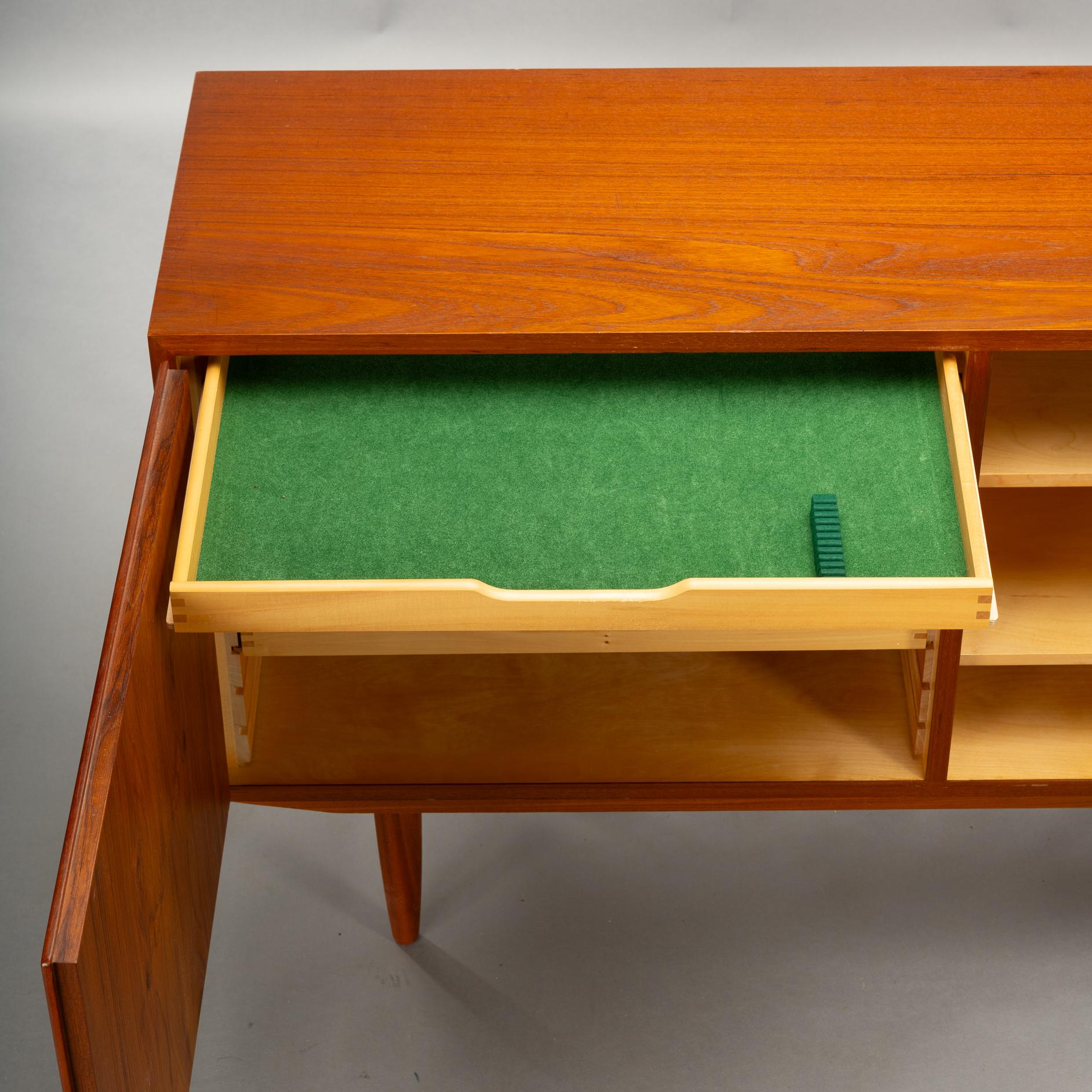 Metà XX secolo Credenza danese in teak n. 42 di Carlo Jensen per Hundevad & Co. in vendita