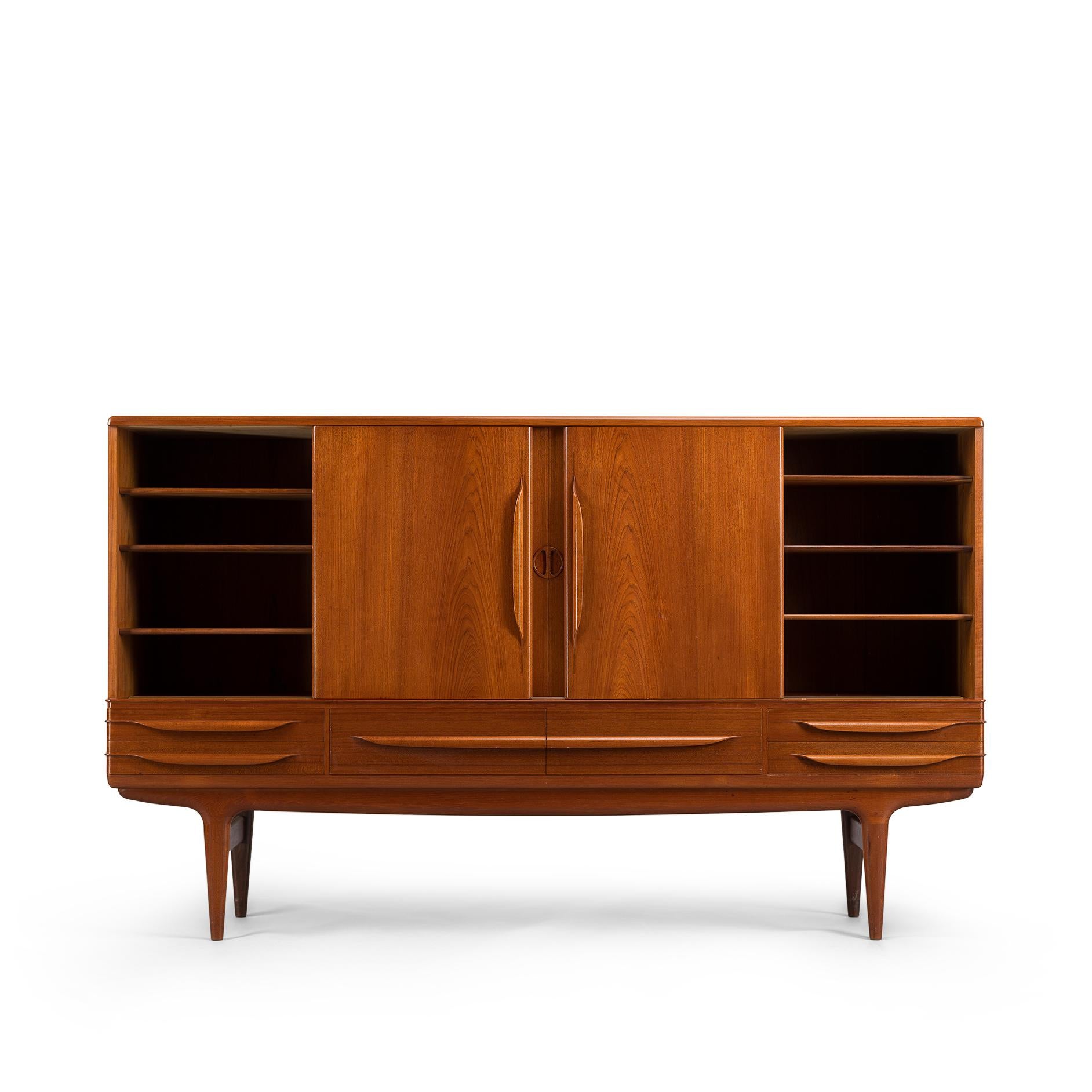 Rare and beautiful Scandinavian teak credenza model UM 14 by Uldum Møbelfabrik designed by Johannes Andersen. This particular model is an early sixties credenza expressing superb woodworking craftsmanship. Coming through very organically typical for