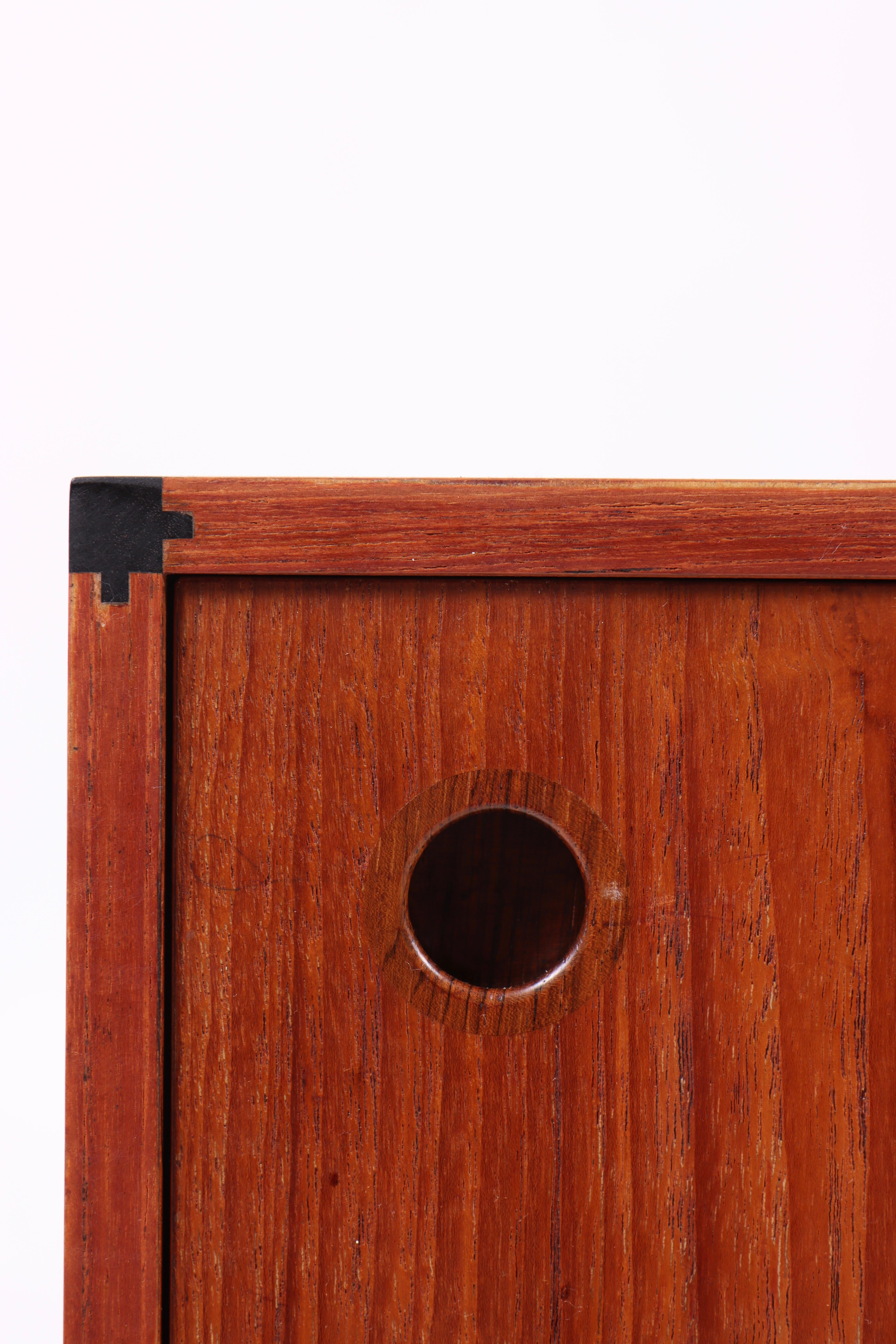 Mid-Century moderno Credenza danese in teak con base in metallo, anni '60 in vendita