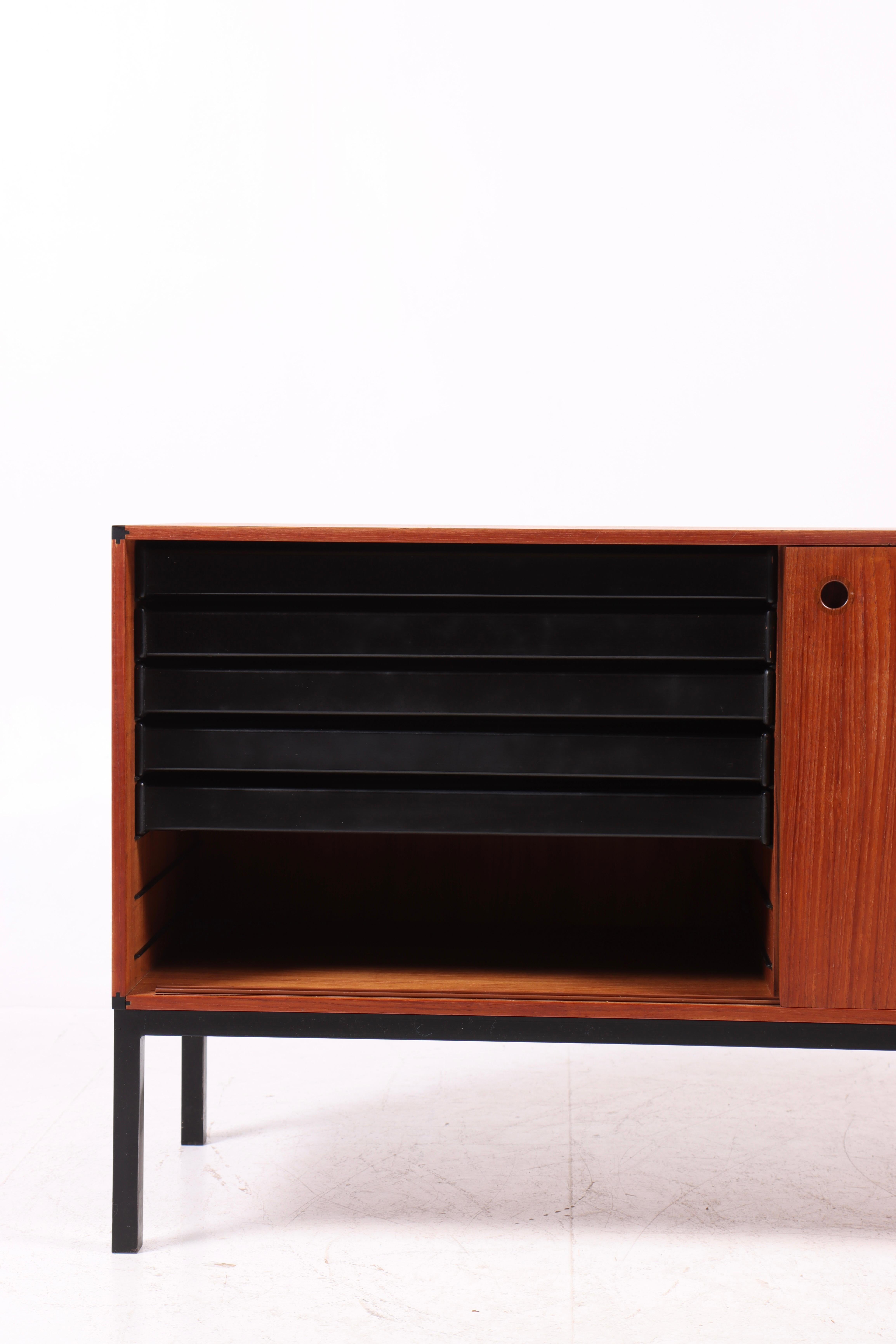 Danese Credenza danese in teak con base in metallo, anni '60 in vendita