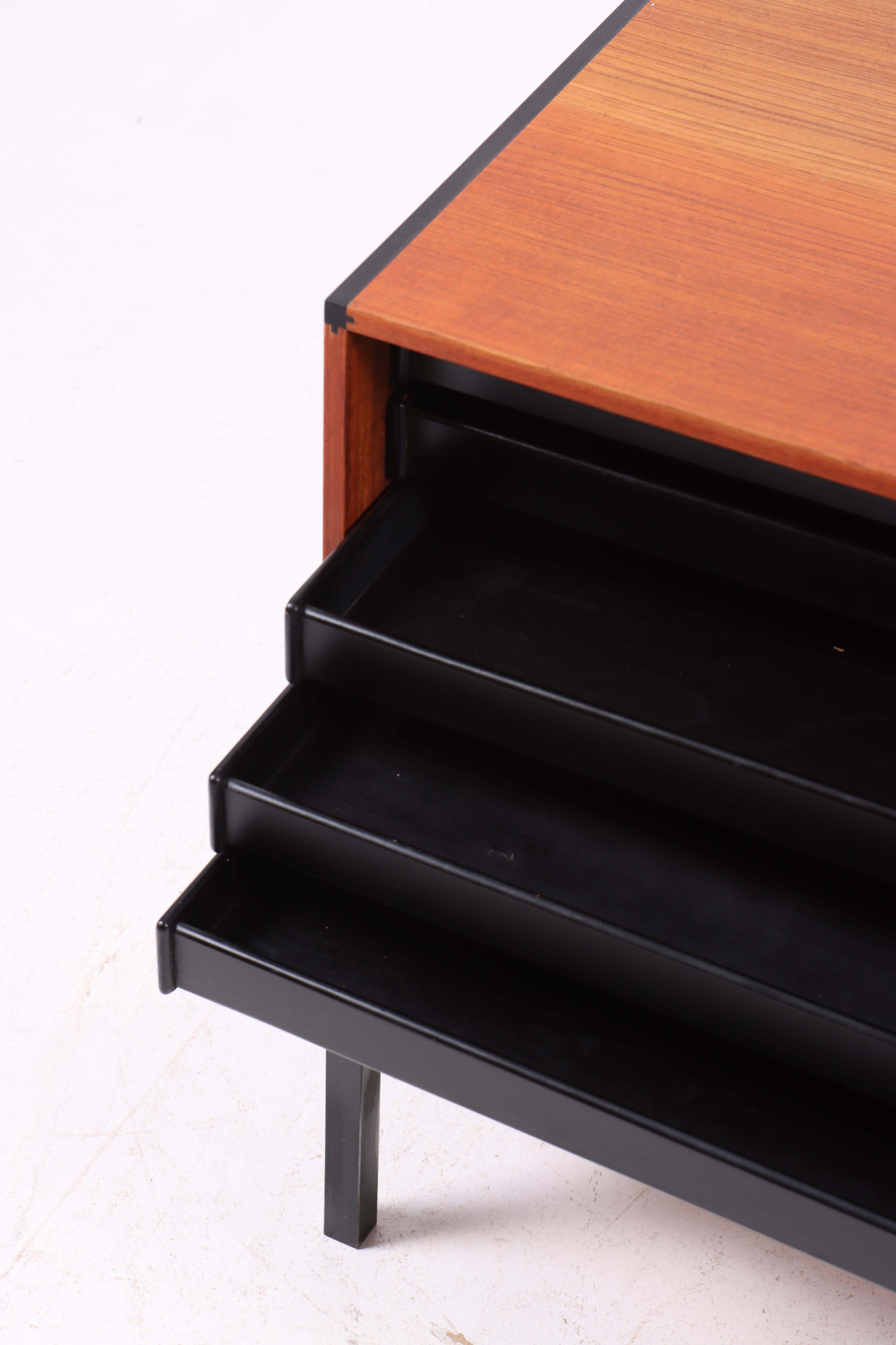 Credenza danese in teak con base in metallo, anni '60 In condizioni buone in vendita a Lejre, DK