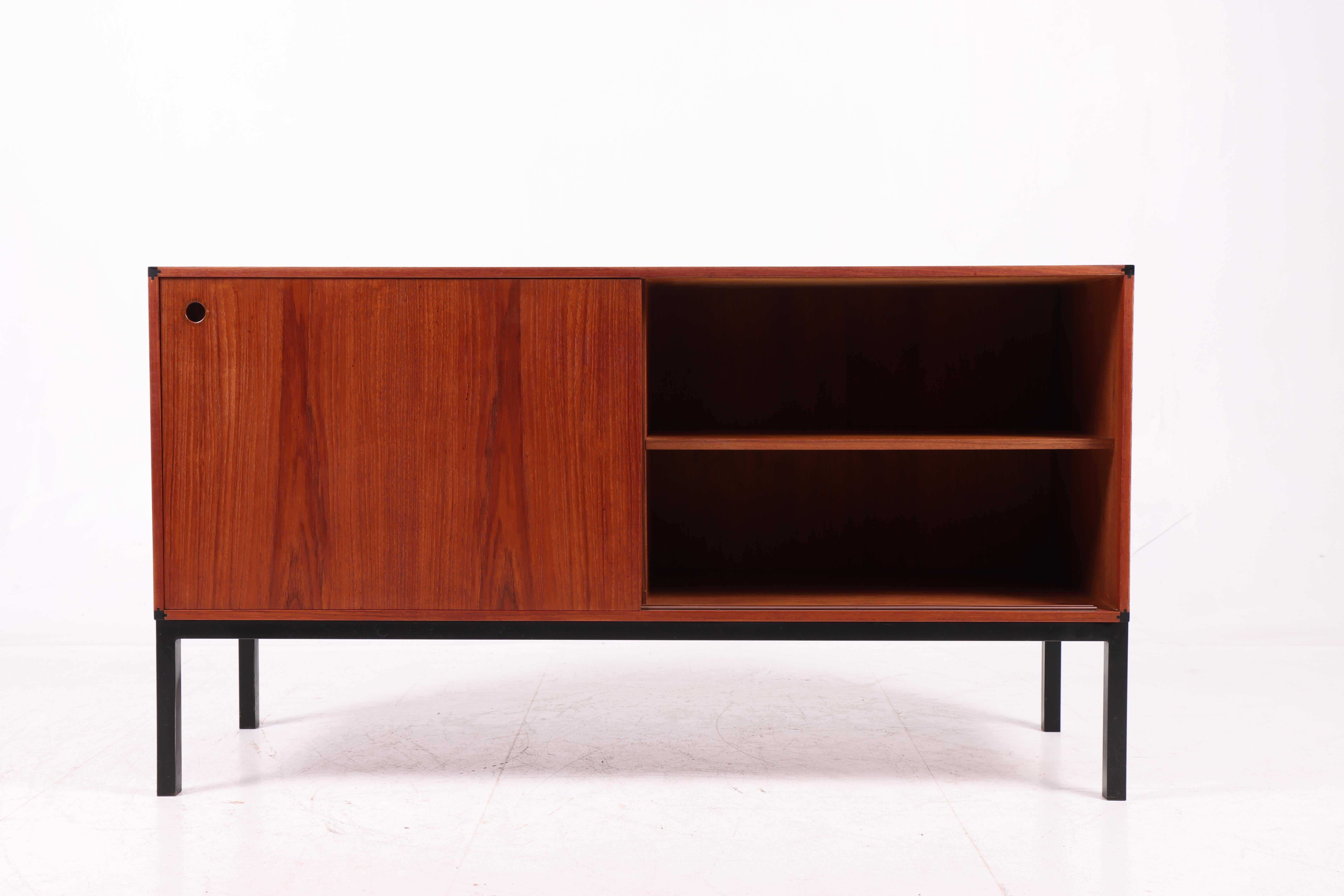 Metà XX secolo Credenza danese in teak con base in metallo, anni '60 in vendita