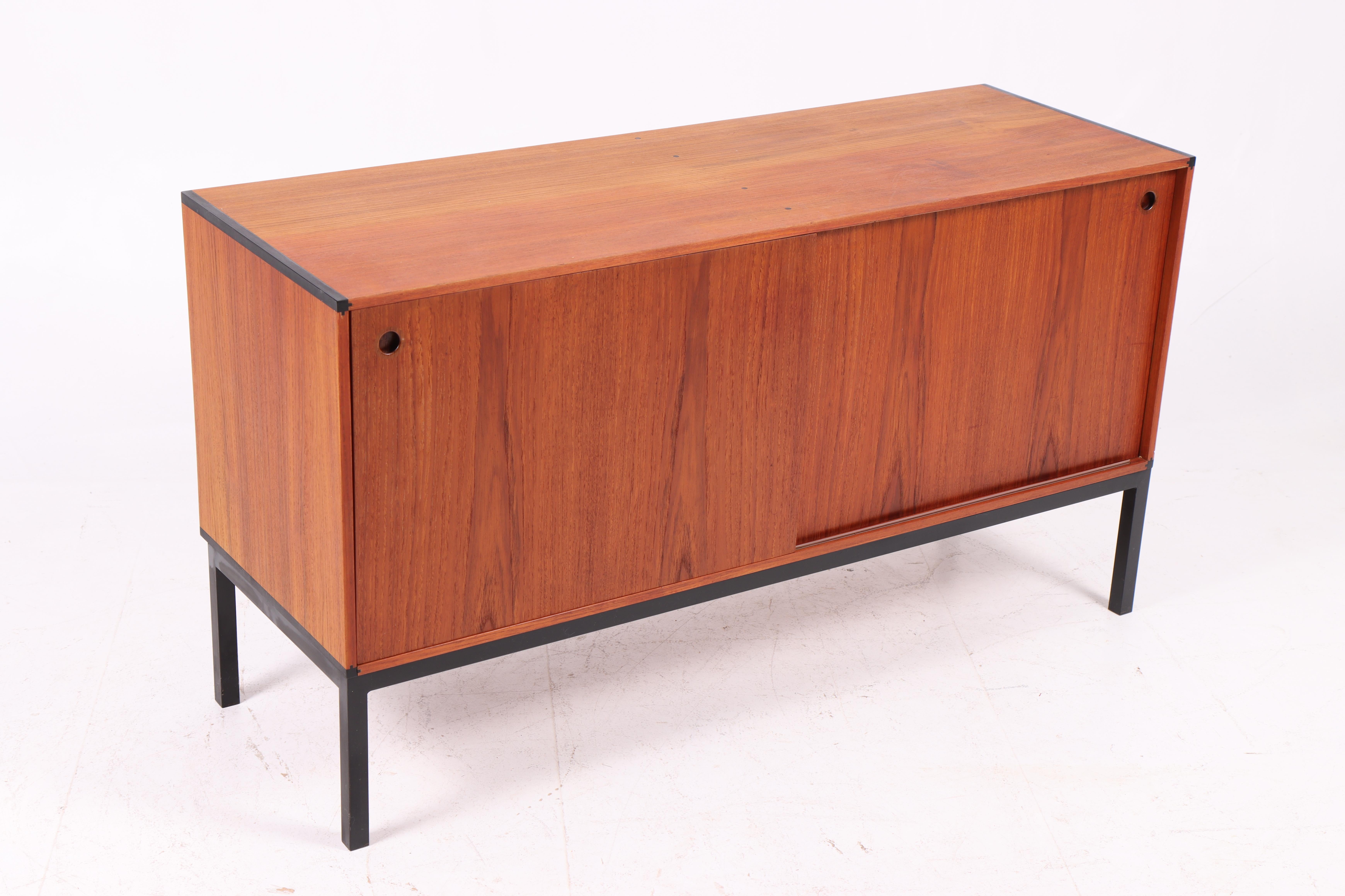 Metallo Credenza danese in teak con base in metallo, anni '60 in vendita