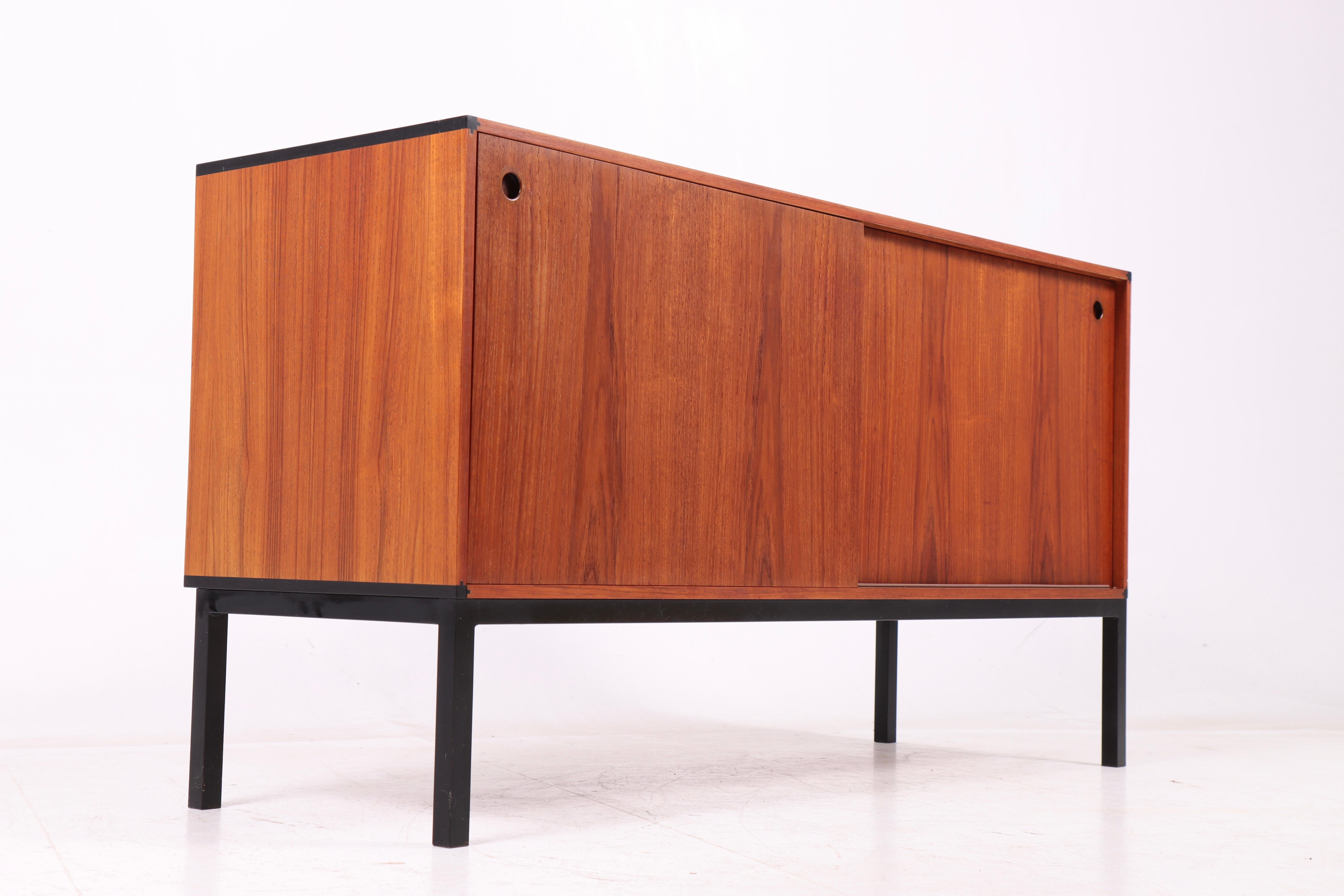 Credenza danese in teak con base in metallo, anni '60 in vendita 1
