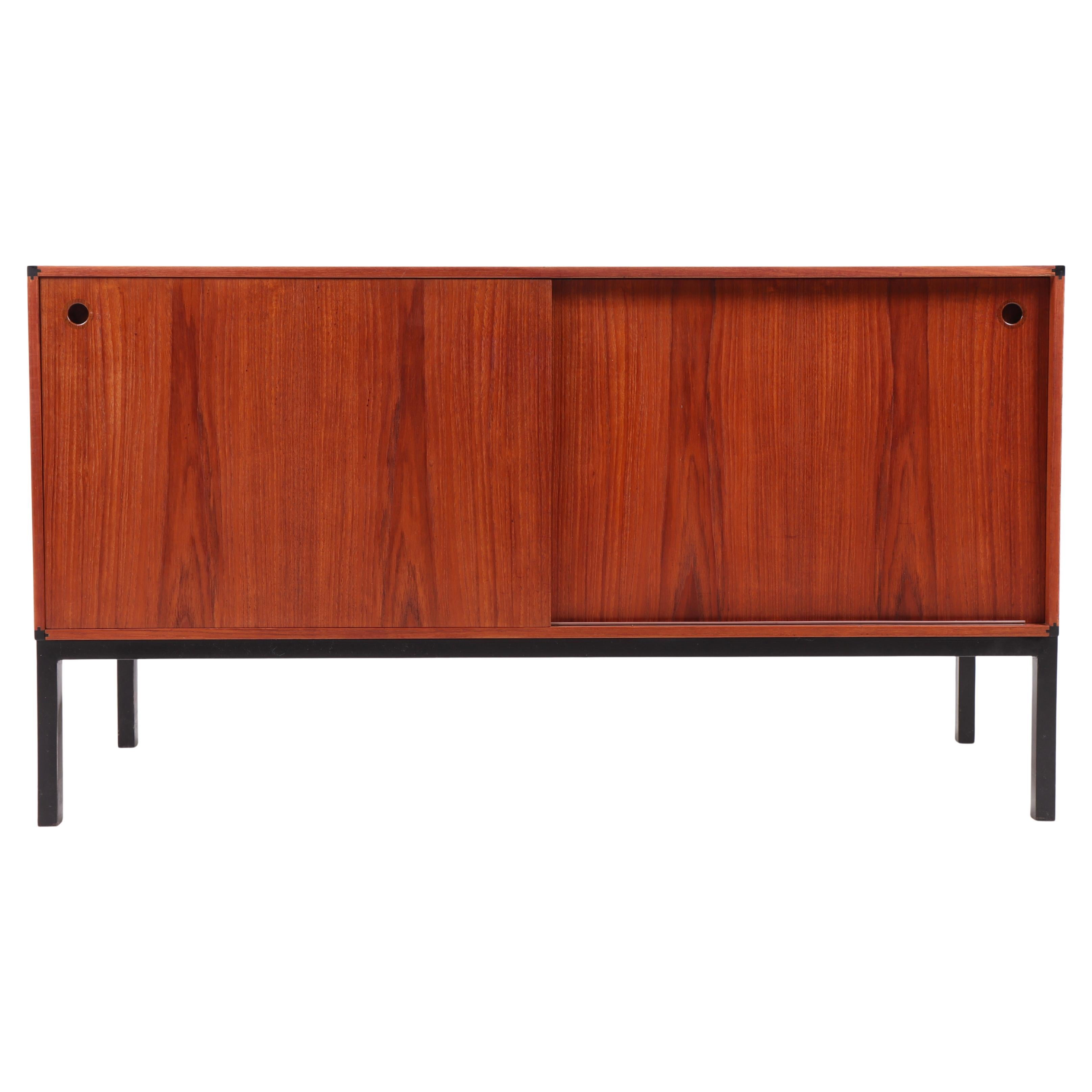 Credenza danese in teak con base in metallo, anni '60
