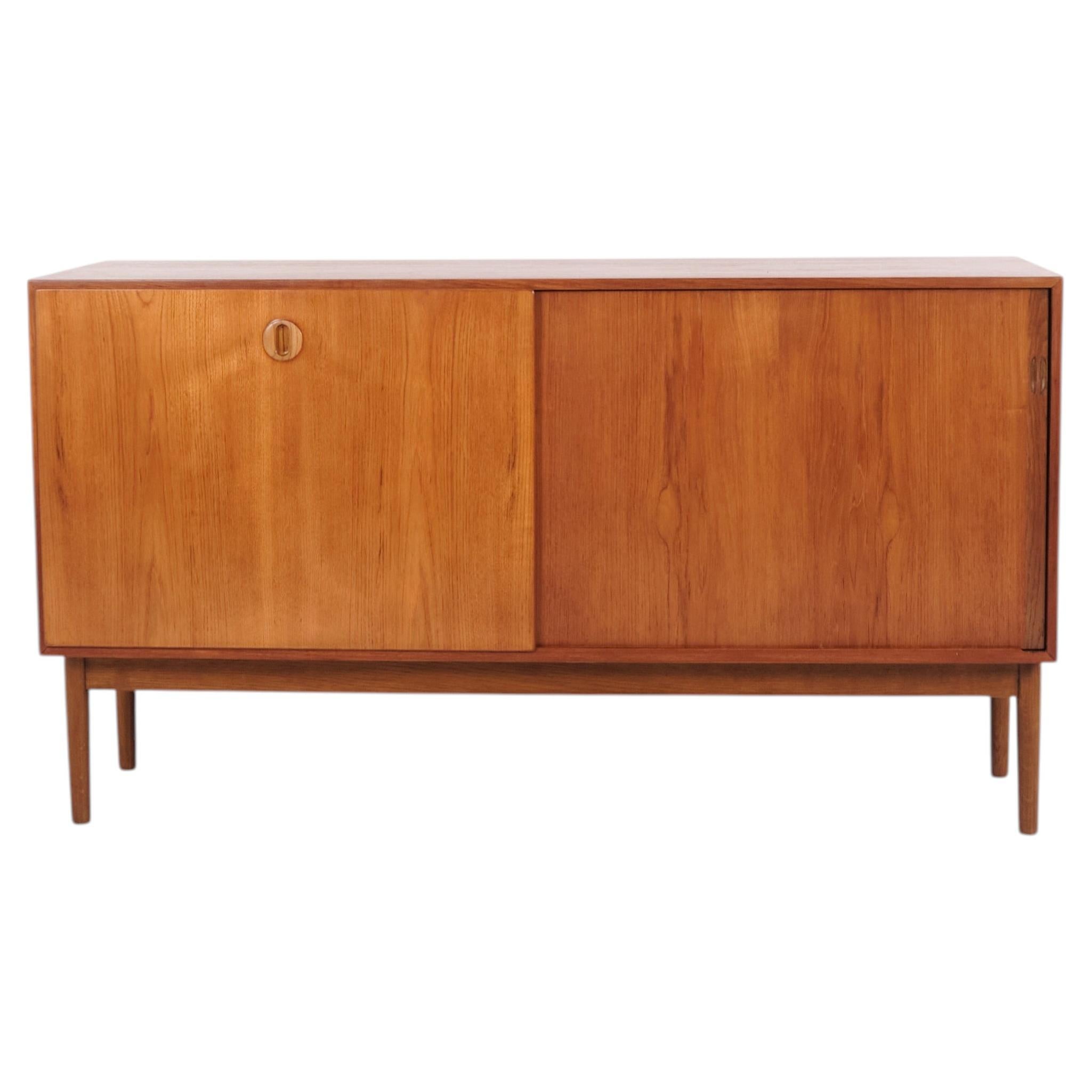 Dänisches Sideboard aus Teakholz mit Schiebetüren, Schubladen und Einlegeböden aus den 1960er Jahren im Angebot