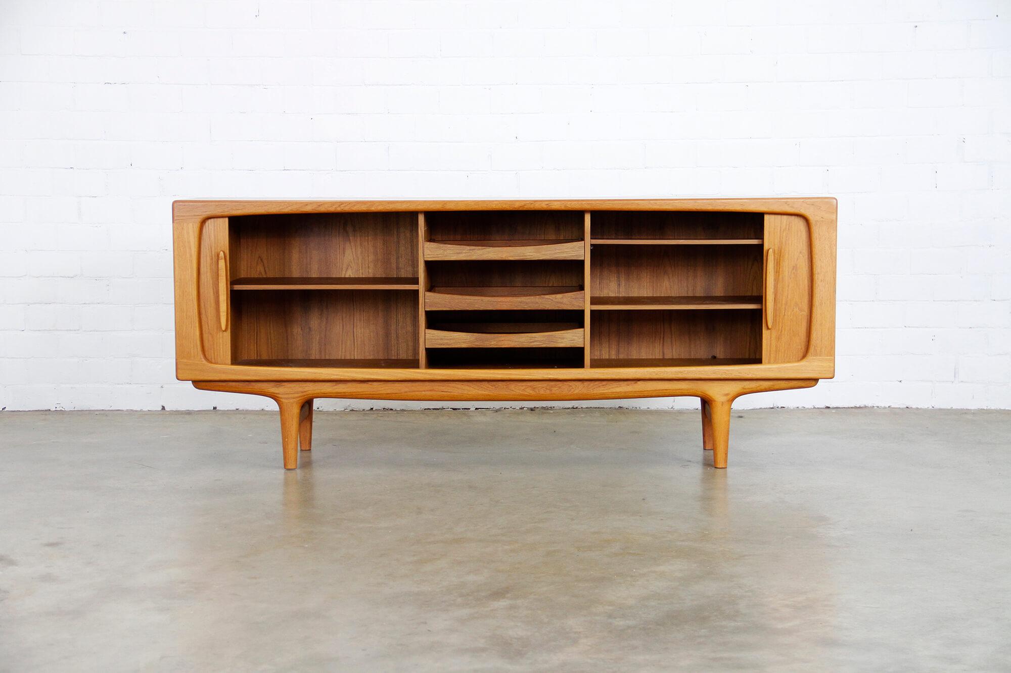 While information on designer Johannes Andersen is limited and difficult to verify, it is believed that he was born in 1903 in Aarhus, Denmark, and that he initially apprenticed as a cabinetmaker. He went on to work for many years in a number of