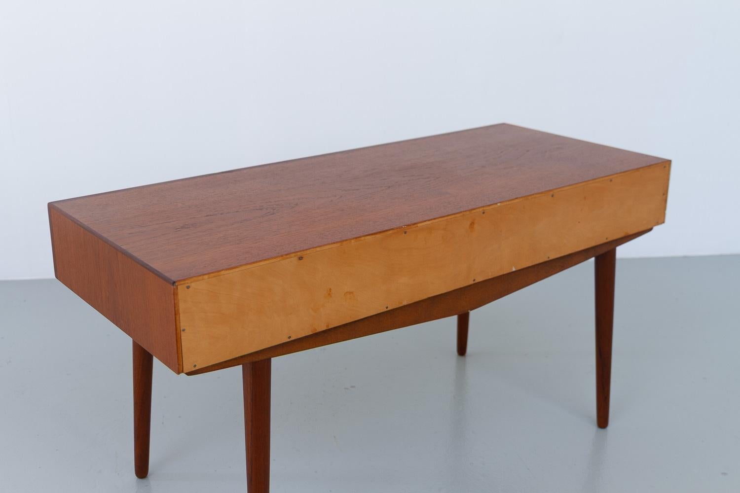 Buffet danois en teck à trois tiroirs, années 1960. en vente 4