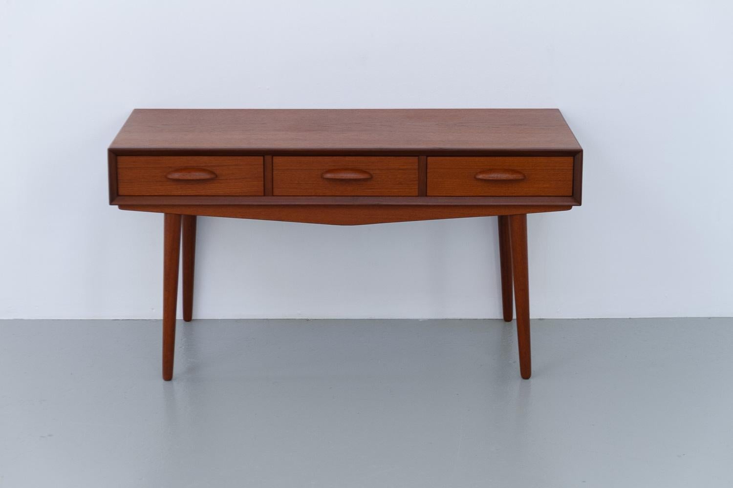 Buffet danois en teck à trois tiroirs, années 1960. en vente 5