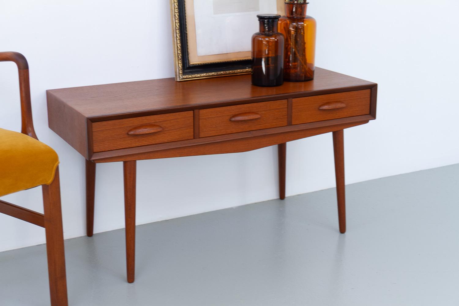 Buffet danois en teck à trois tiroirs, années 1960. en vente 8