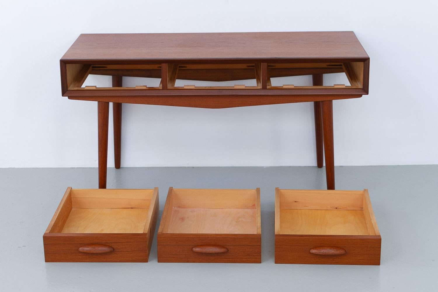 Buffet danois en teck à trois tiroirs, années 1960. en vente 12