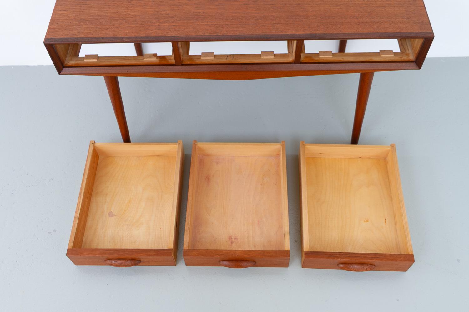 Buffet danois en teck à trois tiroirs, années 1960. en vente 13