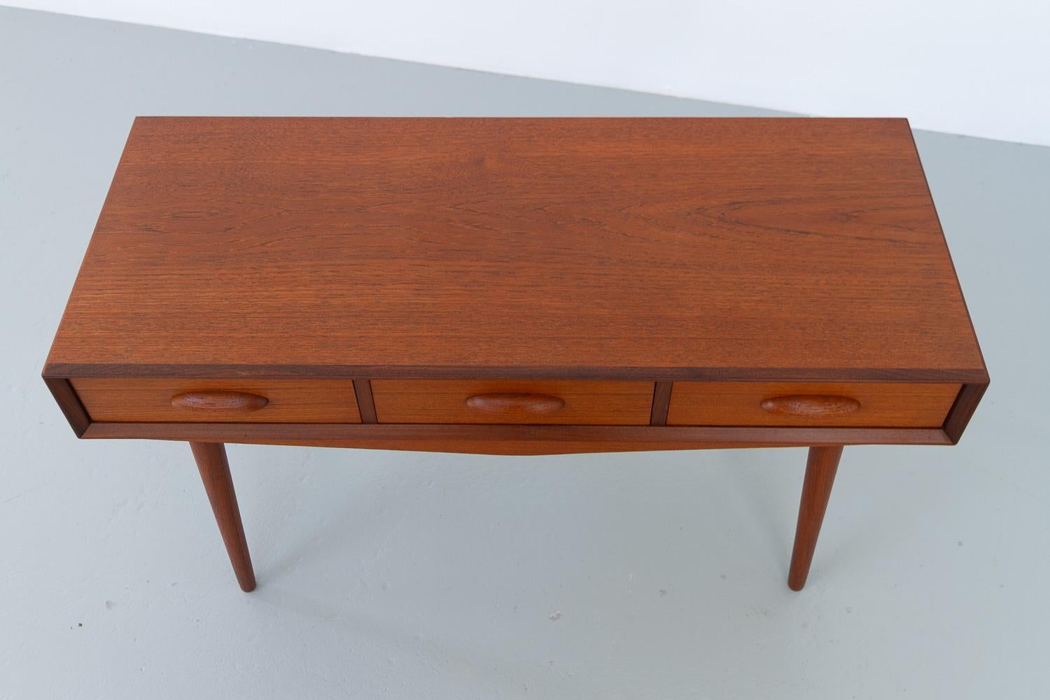 Danois Buffet danois en teck à trois tiroirs, années 1960. en vente