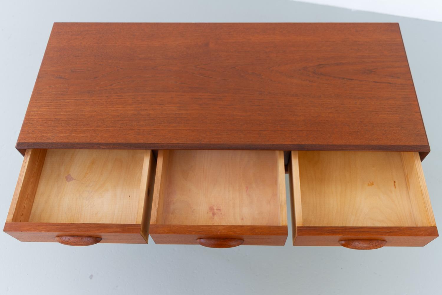 Milieu du XXe siècle Buffet danois en teck à trois tiroirs, années 1960. en vente