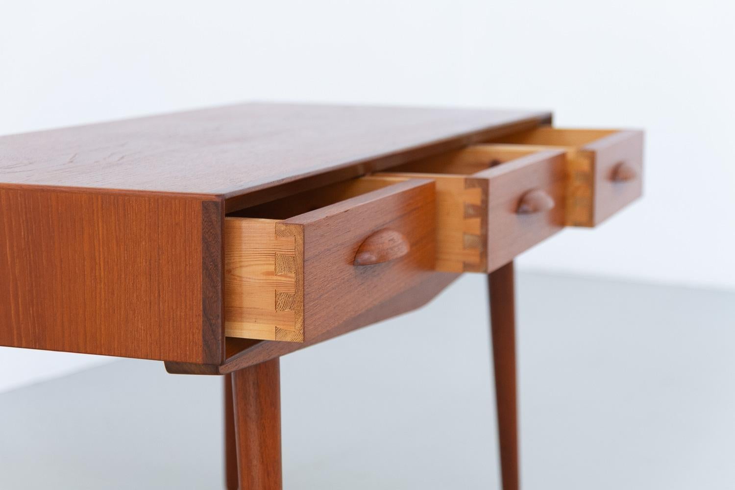 Teck Buffet danois en teck à trois tiroirs, années 1960. en vente