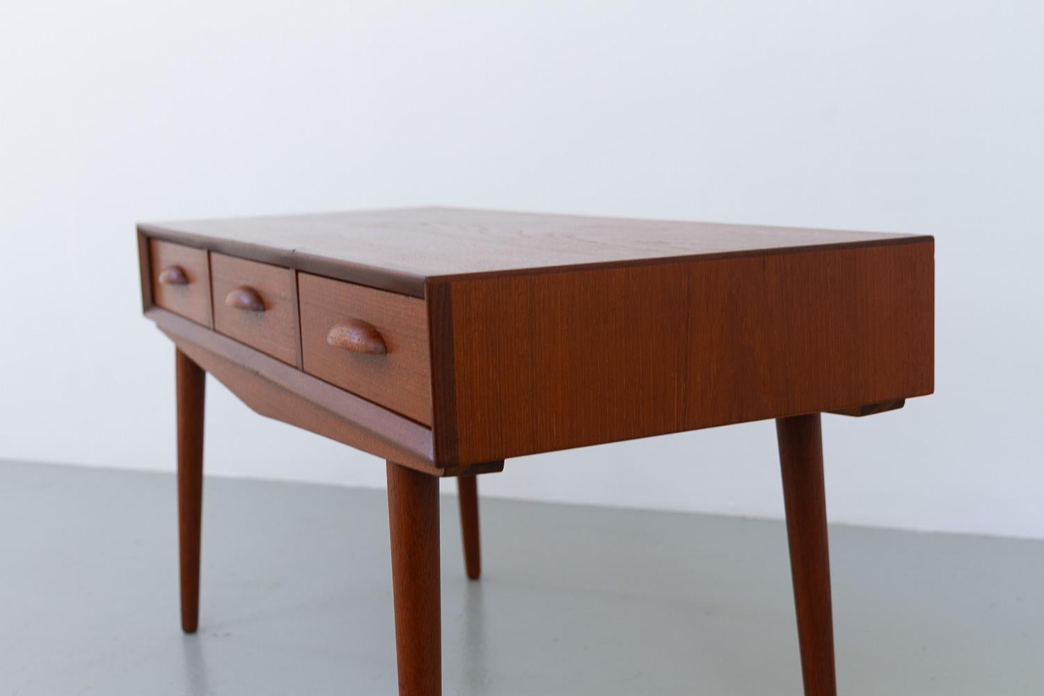 Buffet danois en teck à trois tiroirs, années 1960. en vente 1