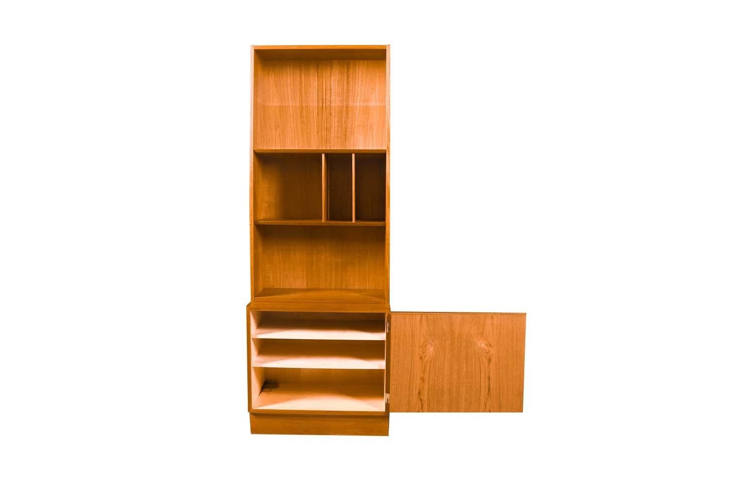 Fantastic Danish teak storage cabinet/ hutch by designer Poul Hundevad. This amazing vintage teak veneer storage cabinet/hutch features a large open and divided storage cavity above a locking closed storage cabinet with key, resting on a modern