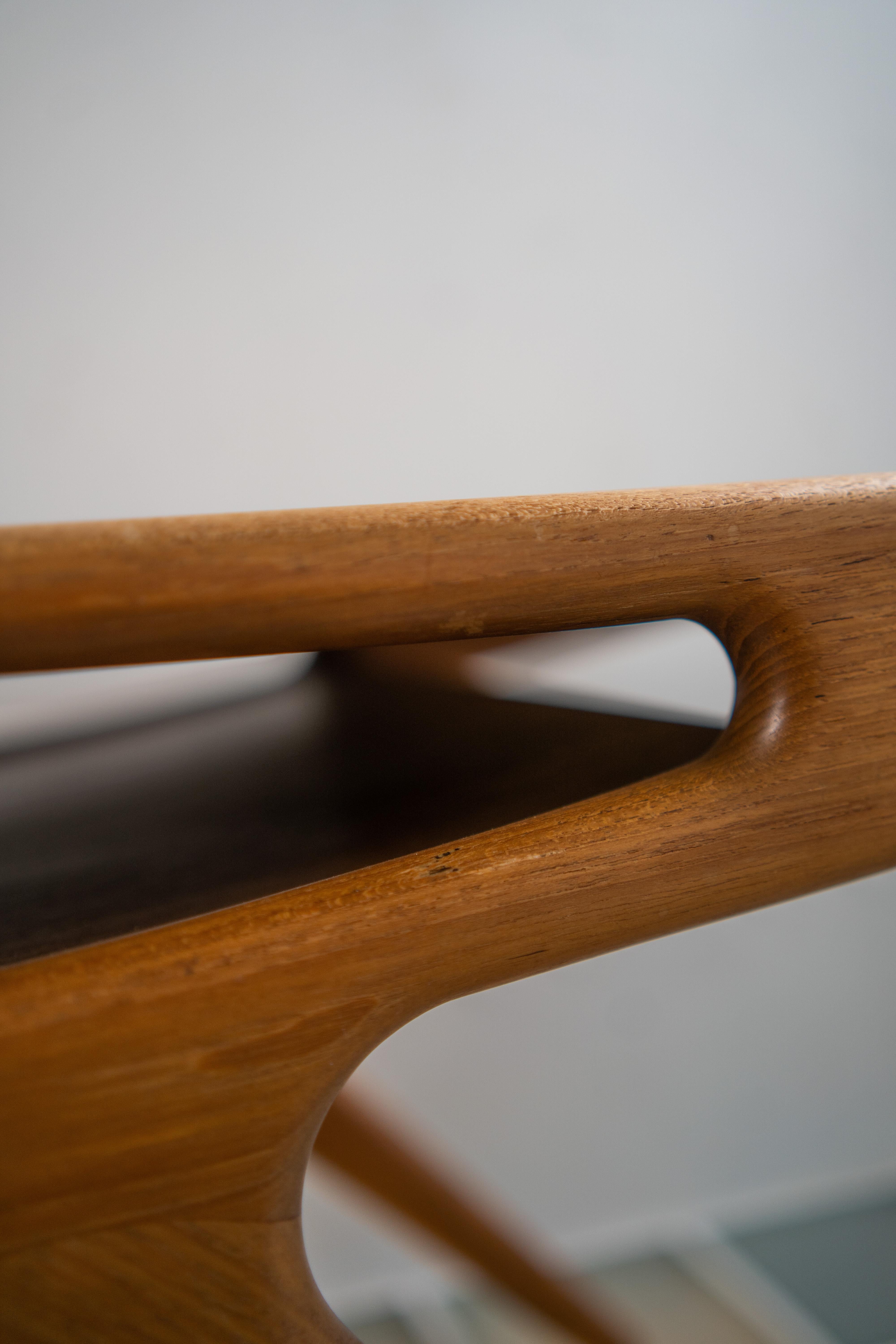 Dänischer Teakholz-Tisch von Johannes Andersen für CFC Silkeborg, 1950er Jahre
Couchtisch aus Holz.
Elegant, verspielt und mit klaren Linien.
Dieser Tisch hat ein Zeitschriftenregal unter der Platte.