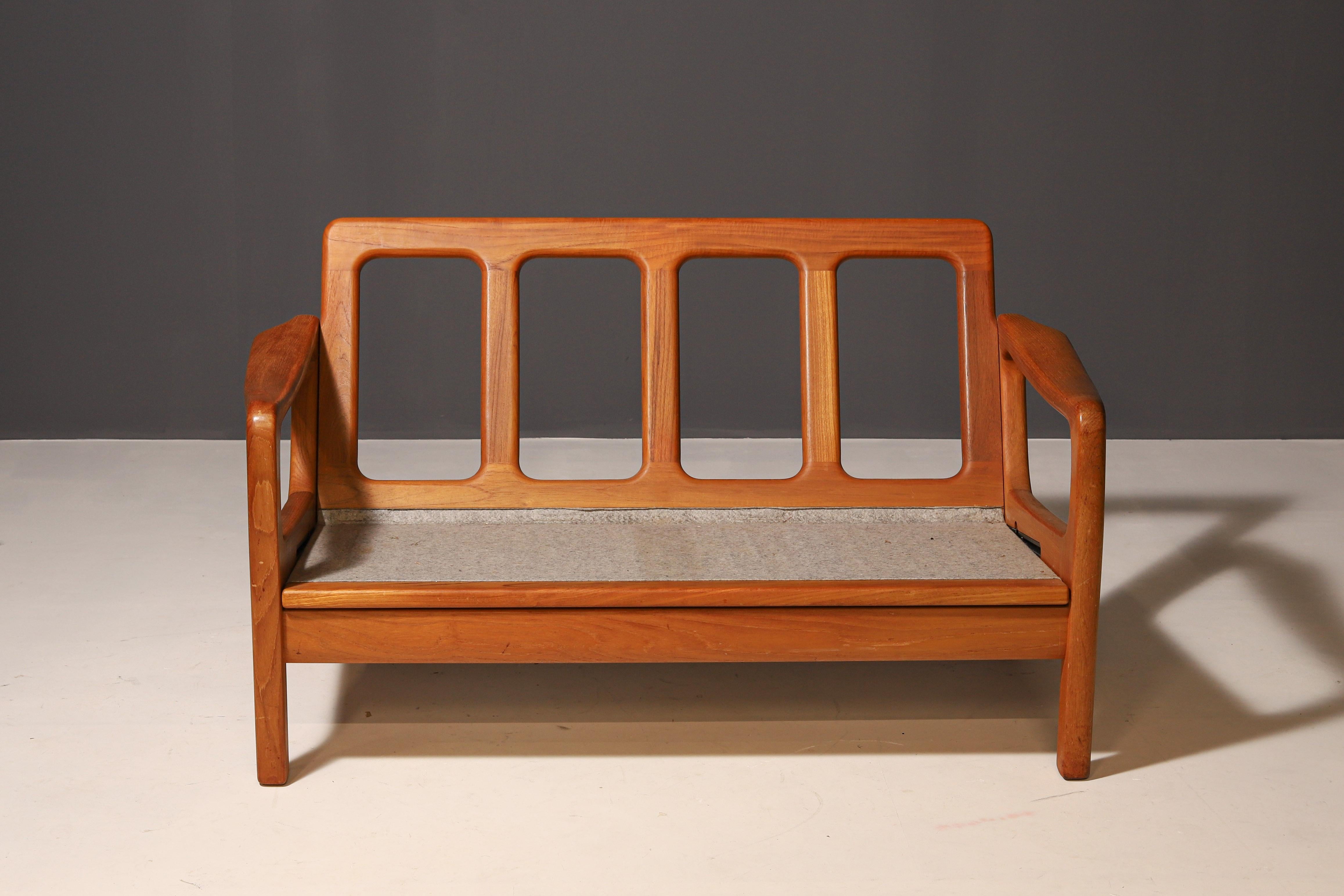 Questo divano in teak della danese Juul Kristensen è un perfetto esempio di design scandinavo classico, che unisce eleganza e funzionalità. La struttura in teak caldo aggiunge un'estetica naturale, mentre la sua forma senza tempo garantisce una