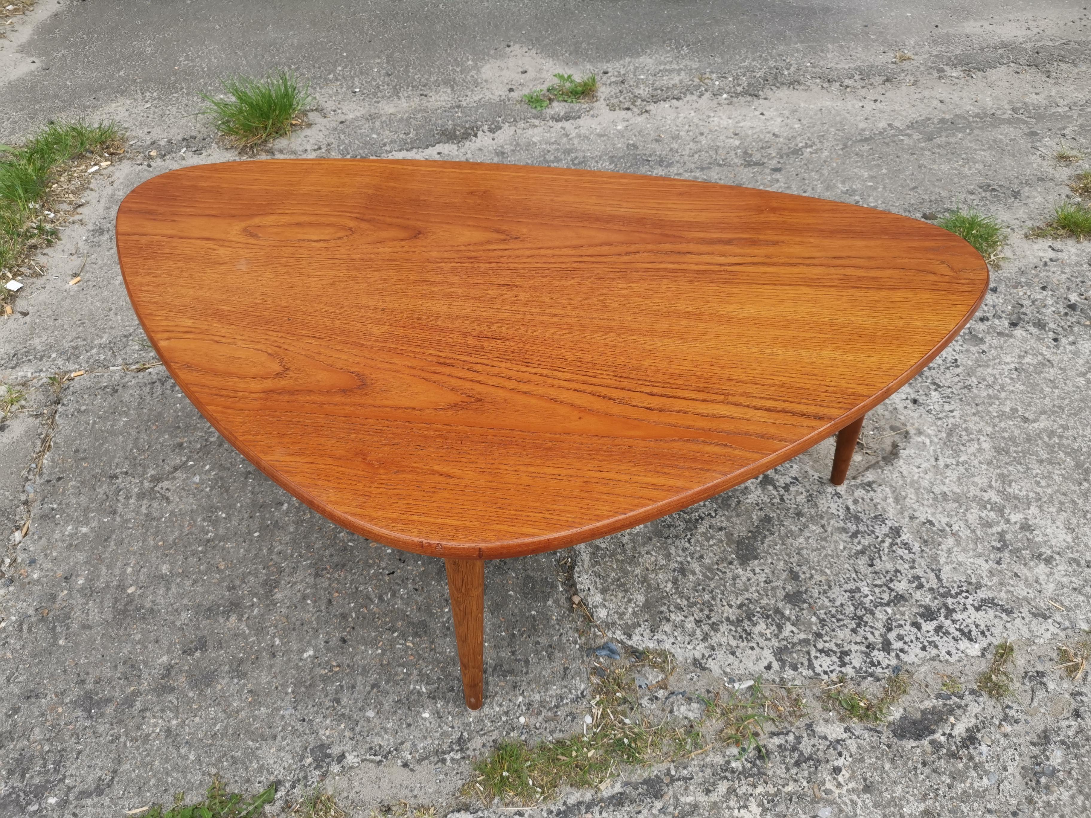 Beautiful Danish Mid-Century Modern coffee table manufactured in the 50s by Anton Kildeberg Møbelfabrik designed by Anton Kildeberg. Structure in teak. In good vintage condition.