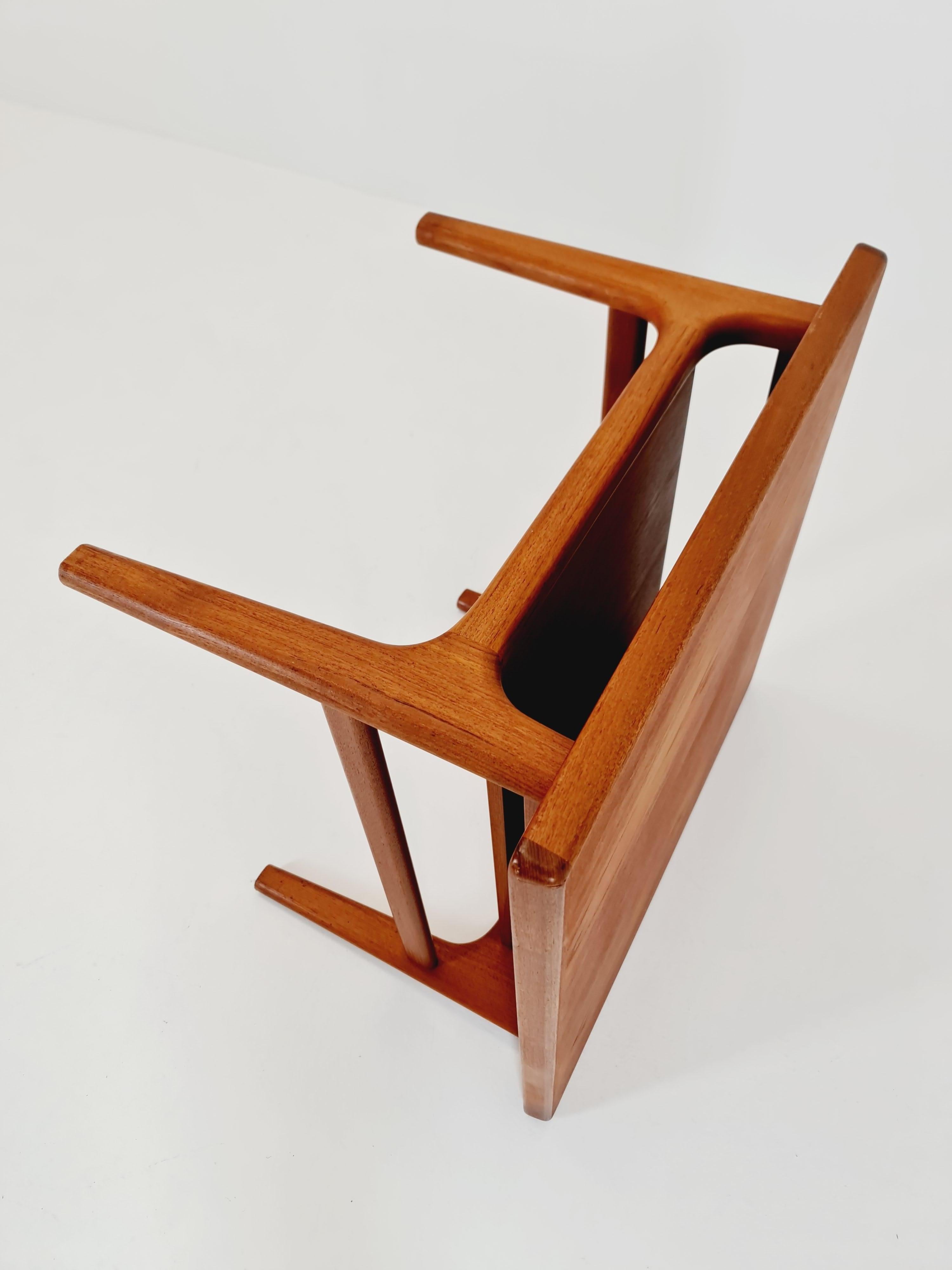 Table basse/ table d'appoint danoise en teck massif Par Niels Bach pour Randers Möbel, 1960 en vente 3