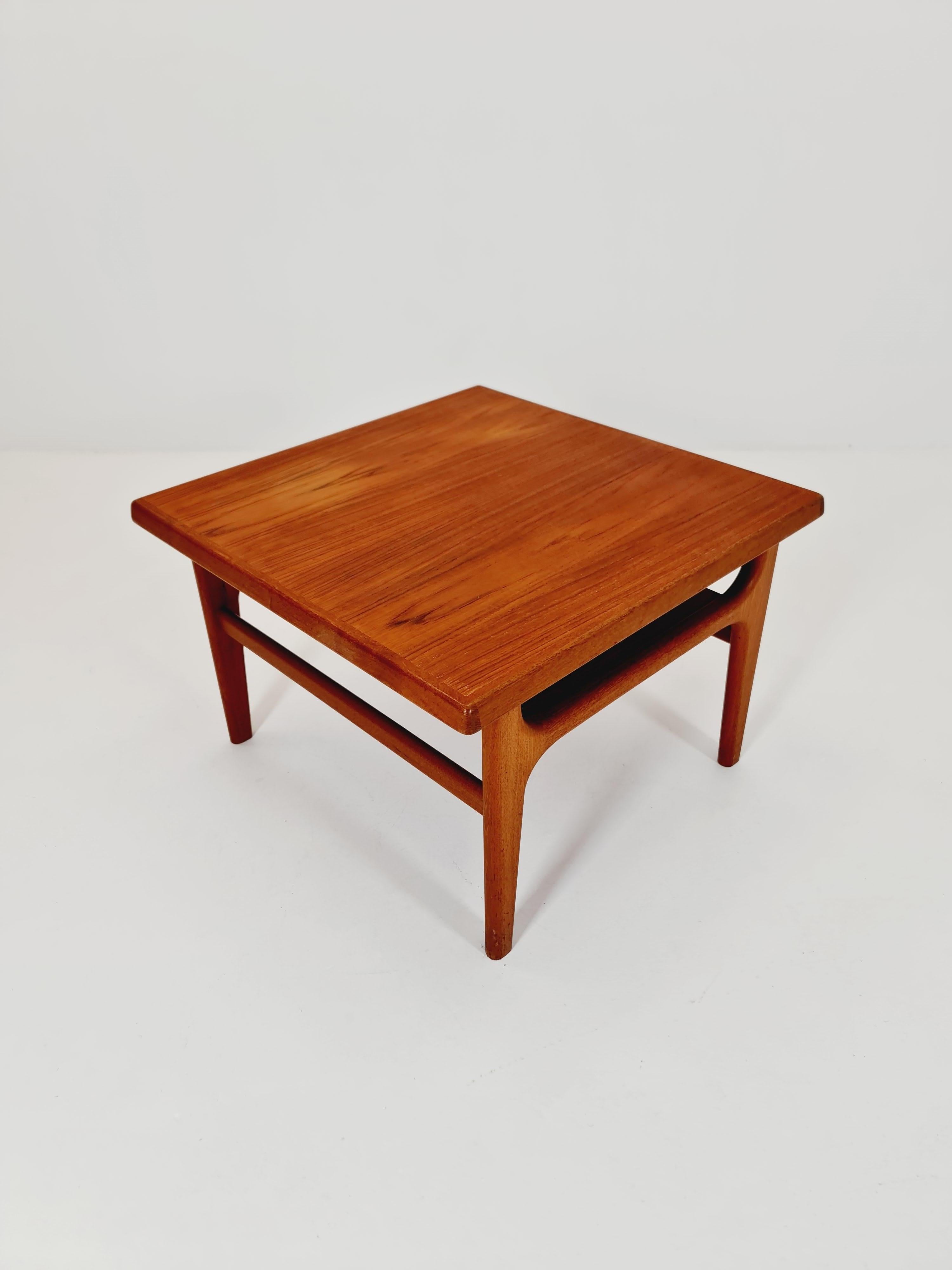 Table basse/ table d'appoint danoise en teck massif Par Niels Bach pour Randers Möbel,1960s

Année de conception : 1960s

Fabriqué au Danemark


Dimensions : : 70 D x 70  L x 46 H cm

Il est en très bon état vintage, cependant, comme avec tous les