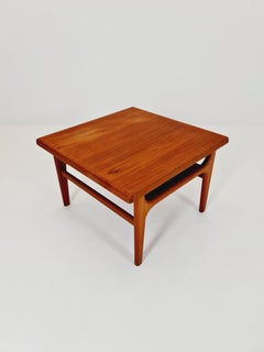 Mesa de centro/mesita auxiliar danesa de teca maciza Por Niels Bach para Randers Möbel, 1960