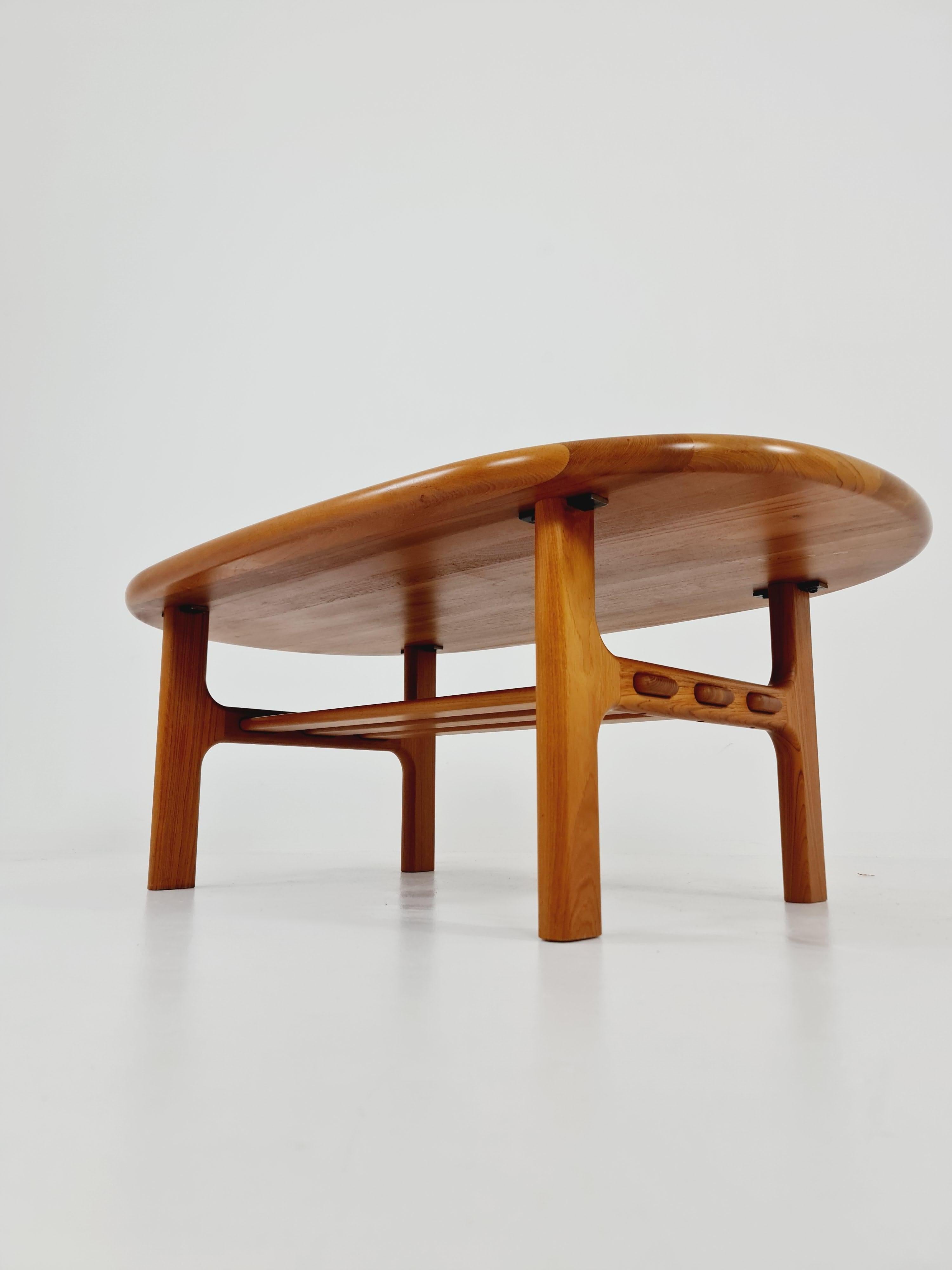 Mid-Century Modern Table basse/ table d'appoint danoise en teck massif Par Niels Bach pour Randers Möbel, 1960 en vente