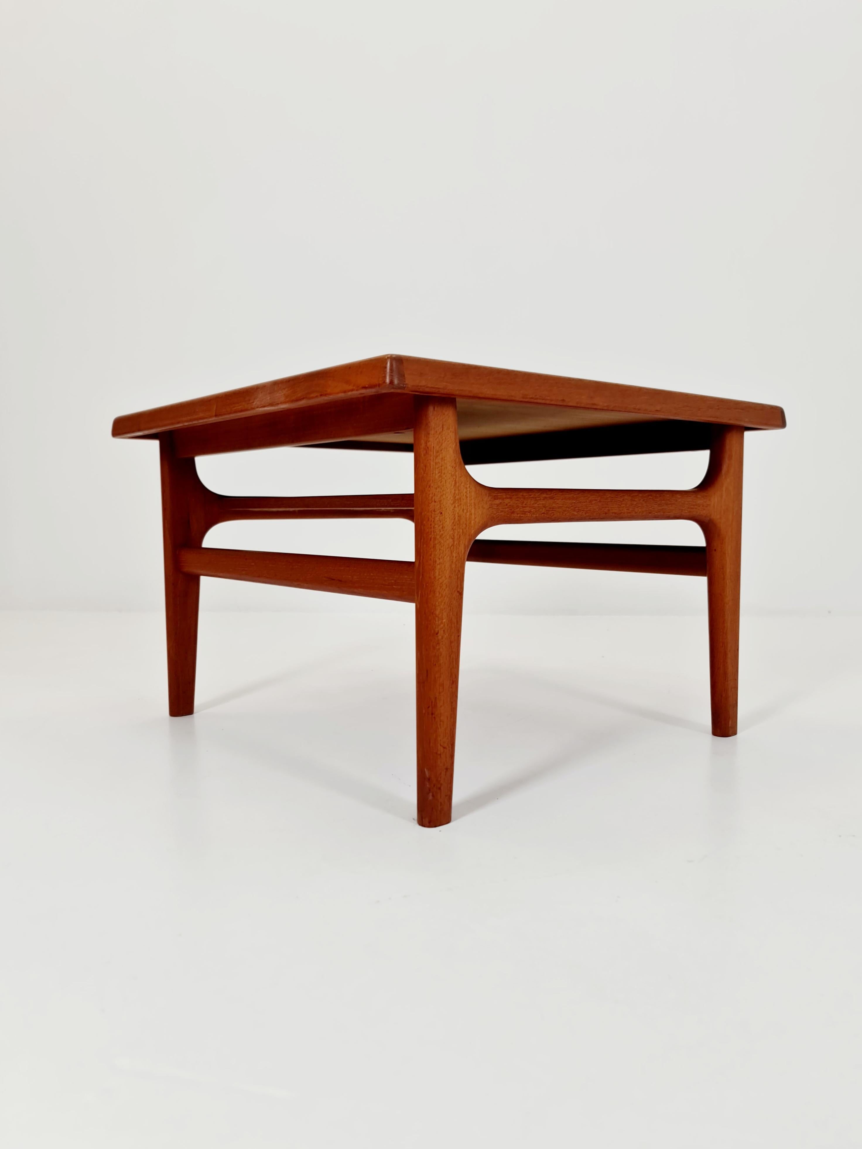 Mid-Century Modern Table basse/ table d'appoint danoise en teck massif Par Niels Bach pour Randers Möbel, 1960 en vente