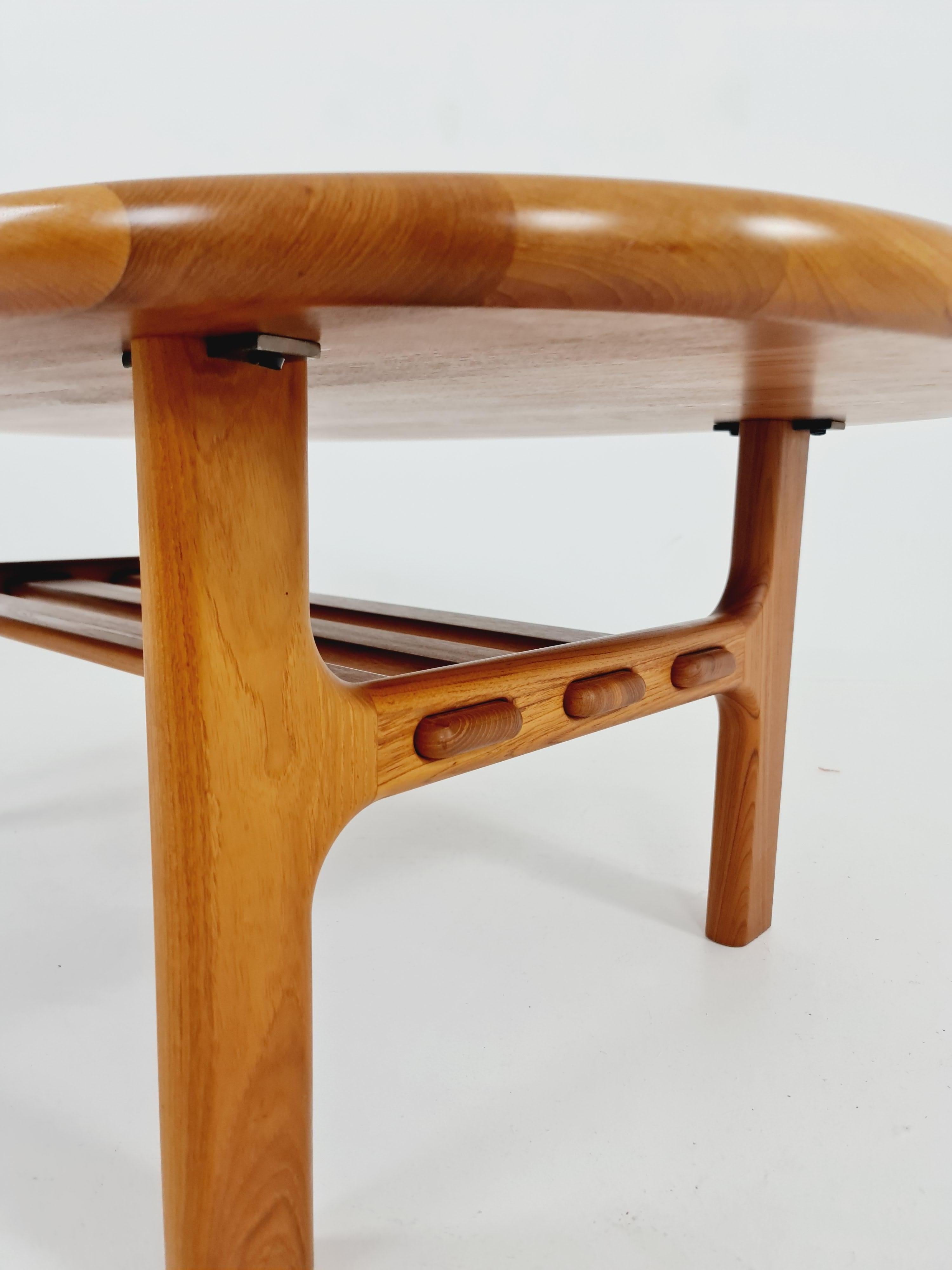 Danois Table basse/ table d'appoint danoise en teck massif Par Niels Bach pour Randers Möbel, 1960 en vente