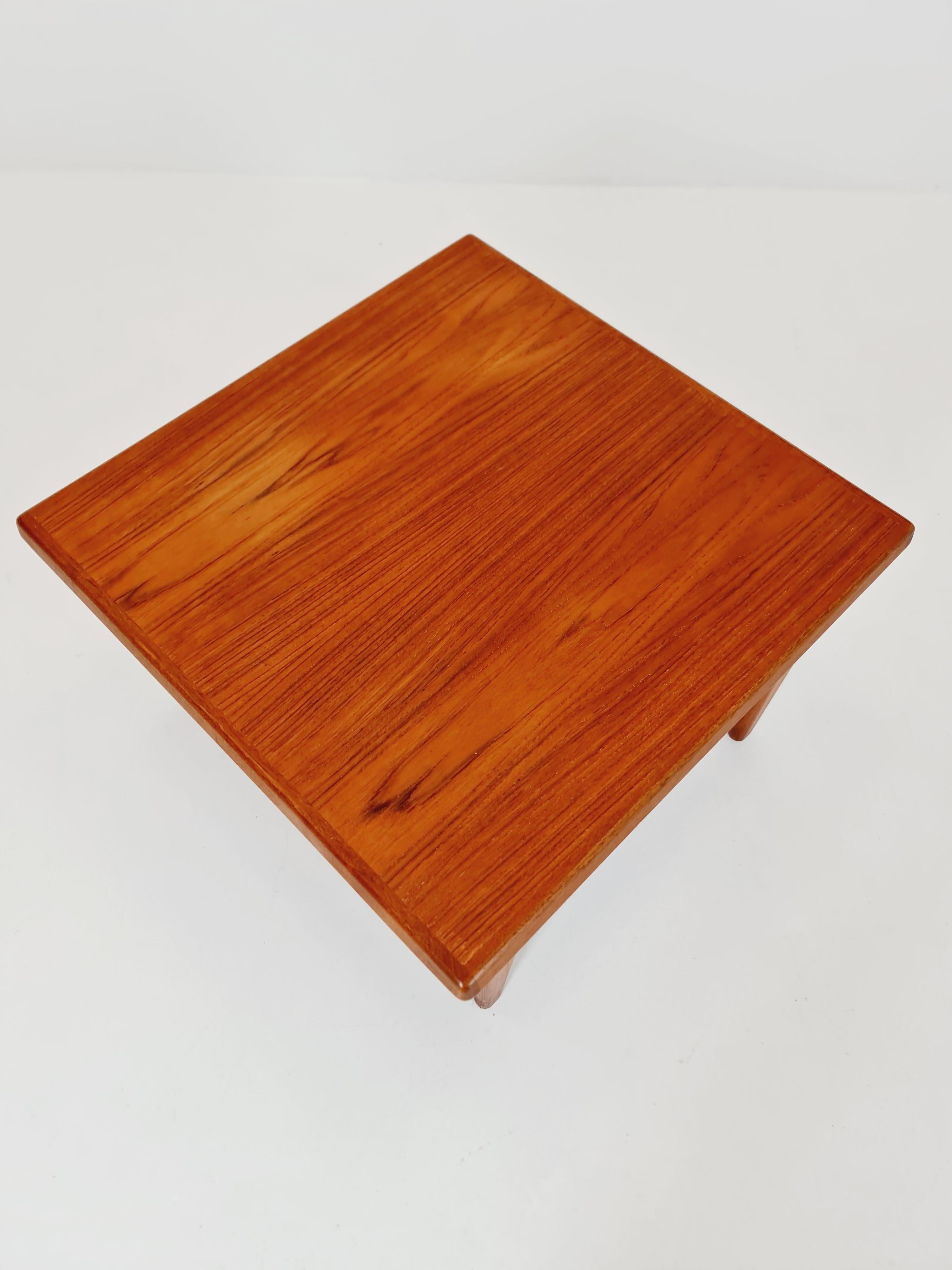Danois Table basse/ table d'appoint danoise en teck massif Par Niels Bach pour Randers Möbel, 1960 en vente