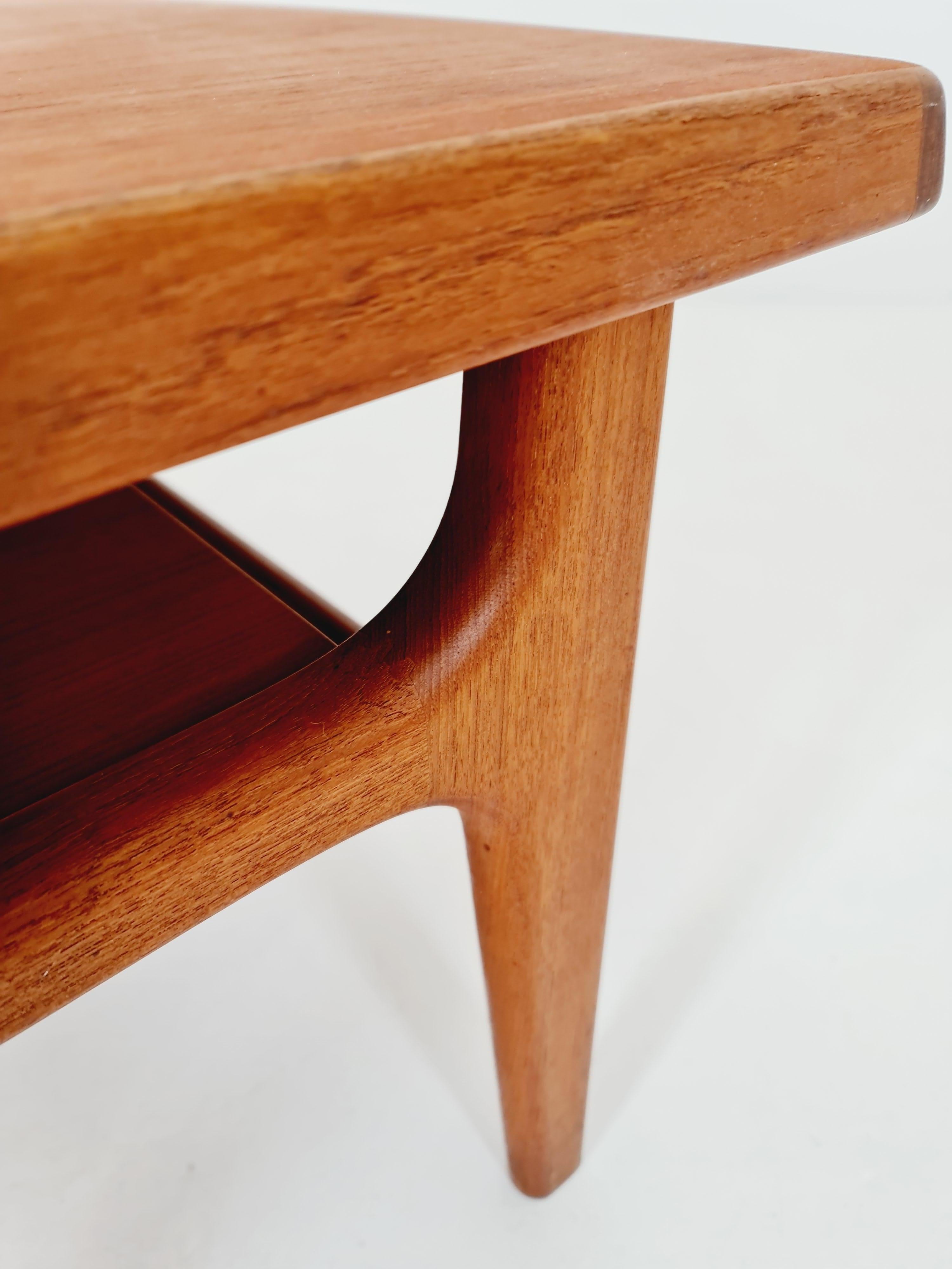 Milieu du XXe siècle Table basse/ table d'appoint danoise en teck massif Par Niels Bach pour Randers Möbel, 1960 en vente
